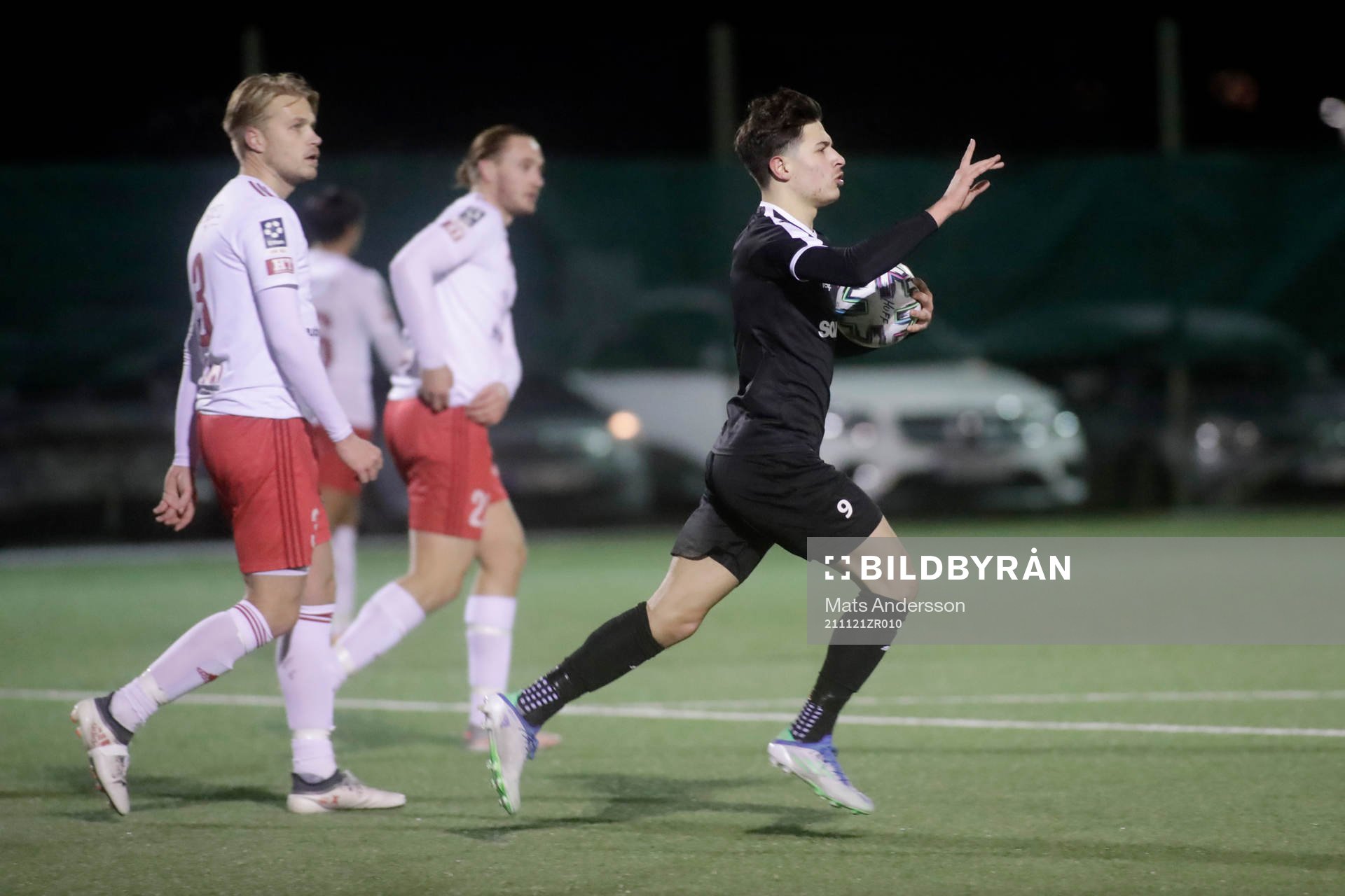 Assyriska Antonio Yakoub jublar efter 1-1 under fotbollsmatchen i Ettan norra mellan Hudiksvall och Assyriska FF den 21 november 2021 i Hudiksvall.
