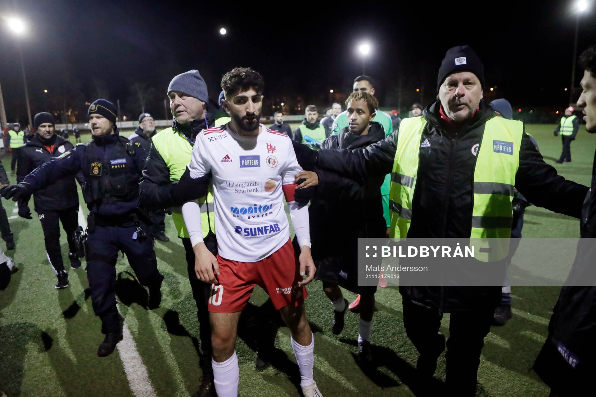 Hudiksvall Cihan Sener förs av plan efter bråk efter slutsignal under fotbollsmatchen i Ettan norra mellan Hudiksvall och Assyriska FF den 21 november 2021 i Hudiksvall. 