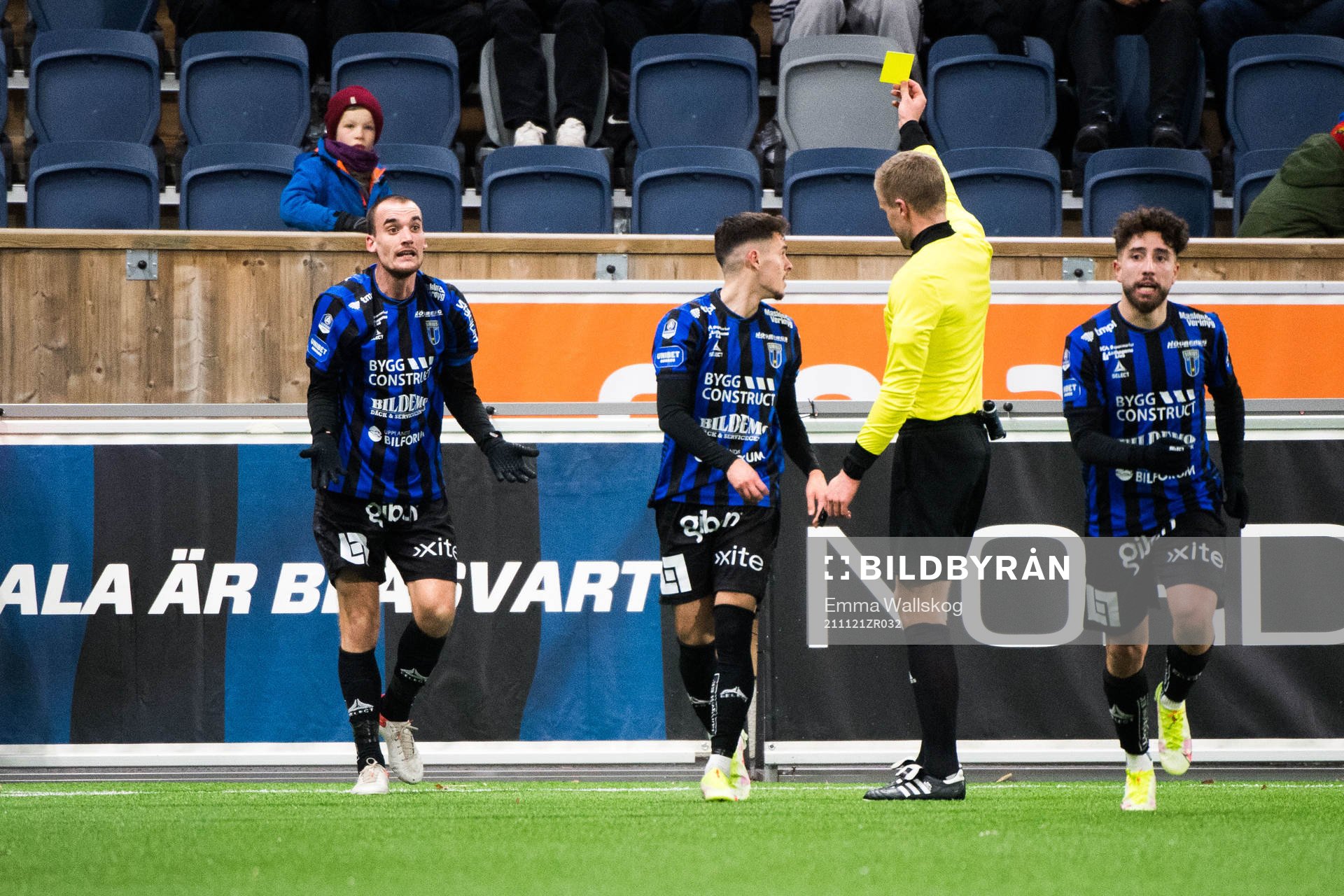 Sirius Adam Hellborg tilldelas gult kort av domare Glenn