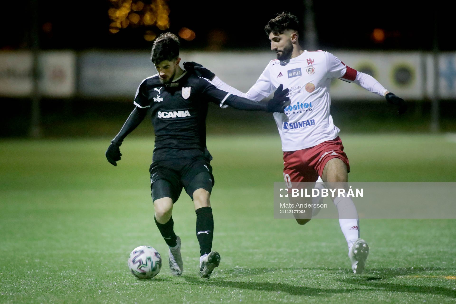 Assyriska Christian Aphrem och Hudiksvall Cihan Sener under fotbollsmatchen i Ettan norra mellan Hudiksvall och Assyriska FF den 21 november 2021 i Hudiksvall.