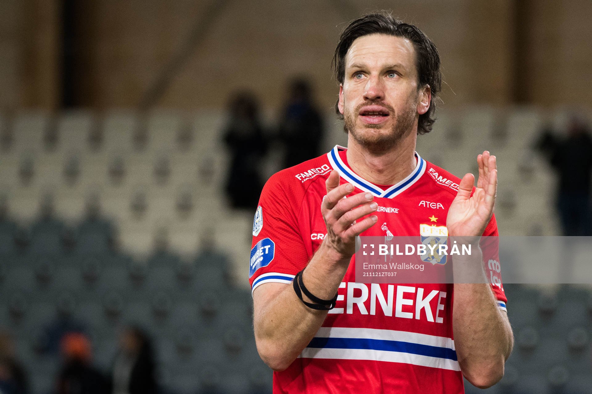 IFK Göteborgs Gustav Svensson tackar publiken