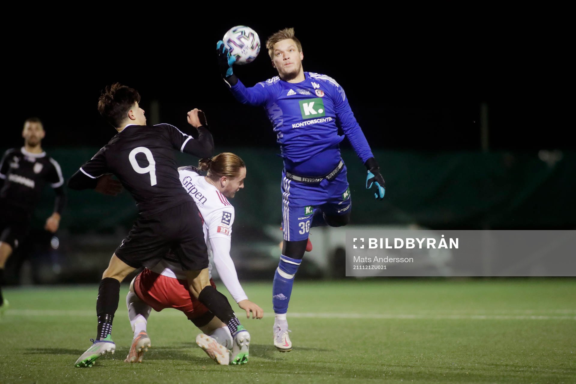 Assyriska Antonio Yakoub och Hudiksvall Simon Elgh under fotbollsmatchen i Ettan norra mellan Hudiksvall och Assyriska FF den 21 november 2021 i Hudiksvall. 