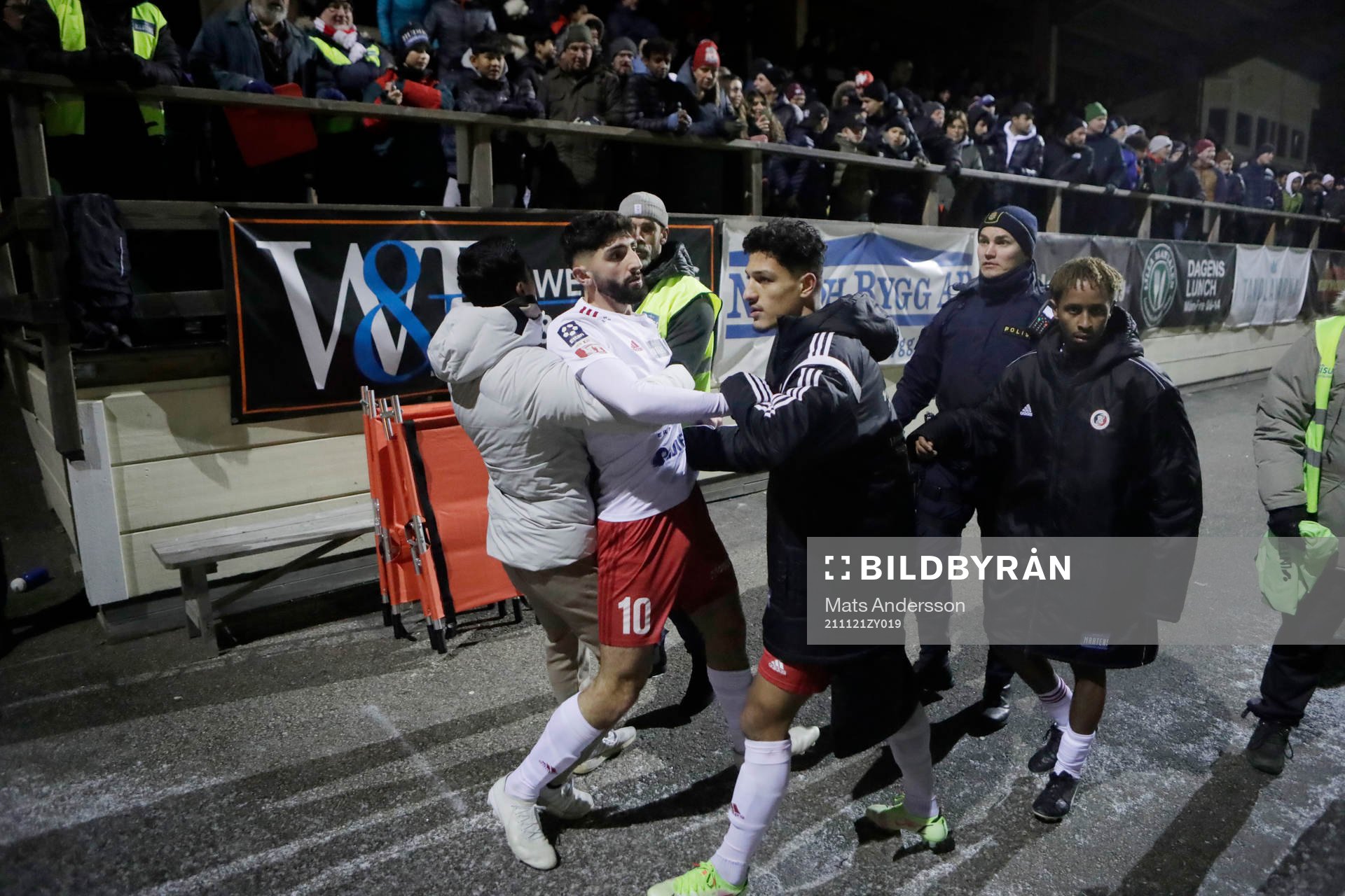 Hudiksvall Cihan Sener förs av plan efter bråk efter slutsignal under fotbollsmatchen i Ettan norra mellan Hudiksvall och Assyriska FF den 21 november 2021 i Hudiksvall.