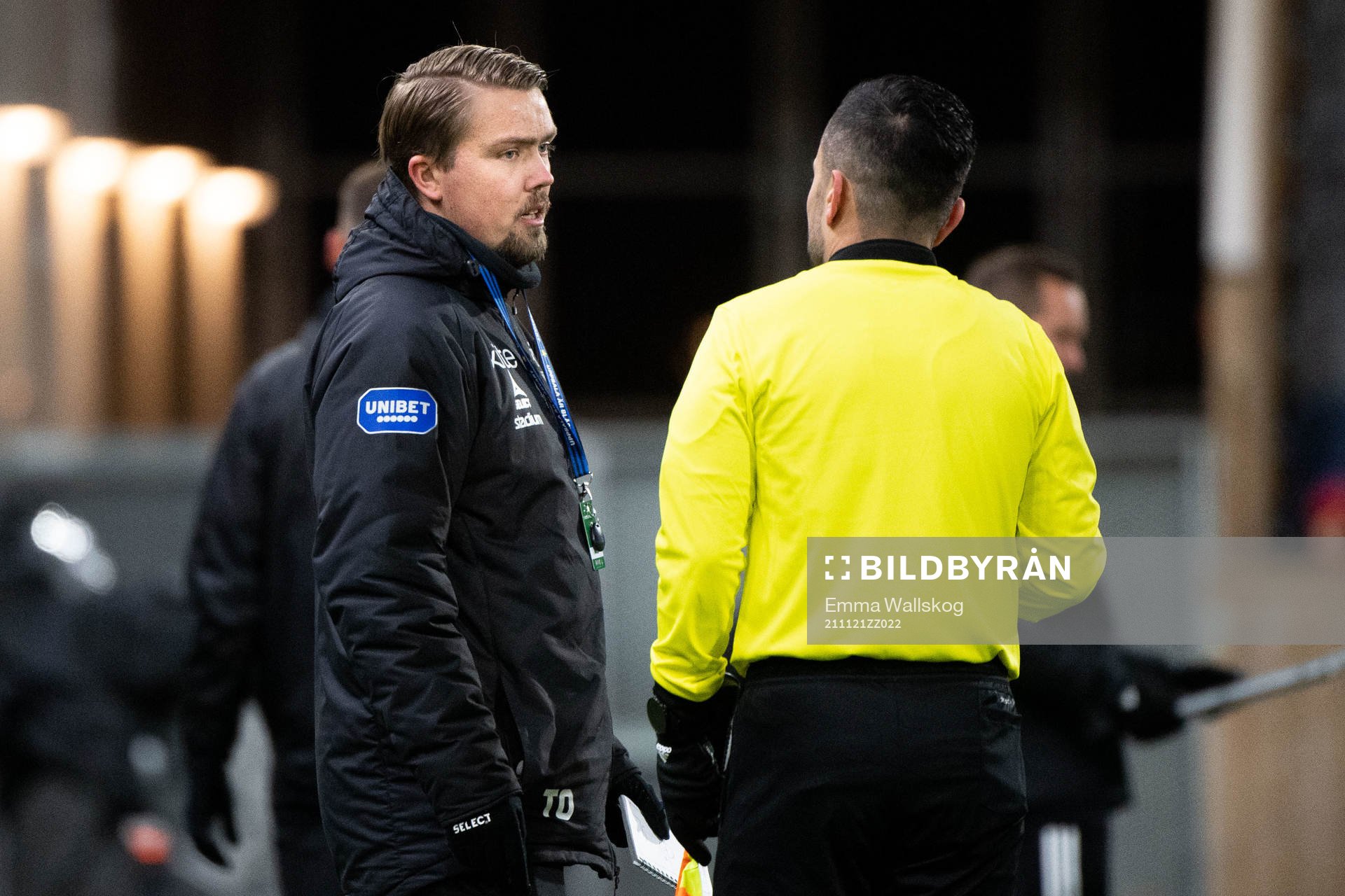Sirius assisterande tränare Theodor Olsson i diskussion