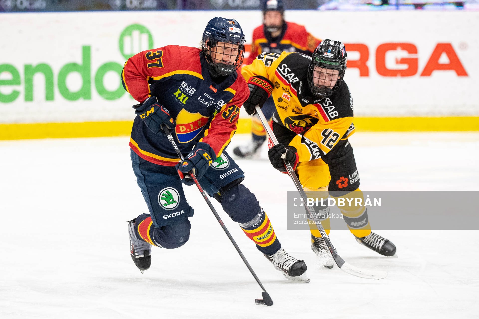 Djurgårdens Josefine Holmgren och Luleås Viivi Vainikka