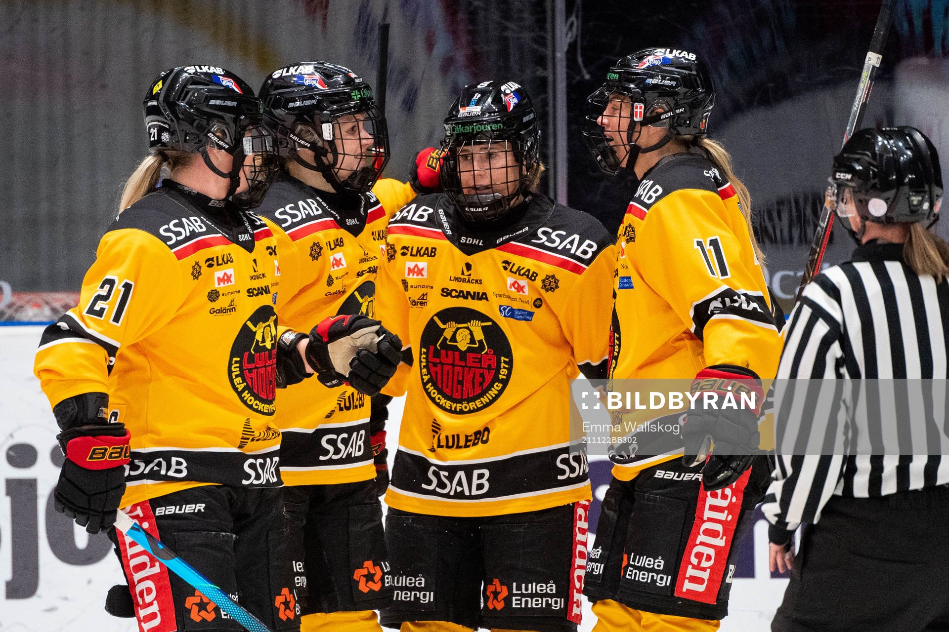 Luleås Astrid Lindeberg jublar med lagkamrater