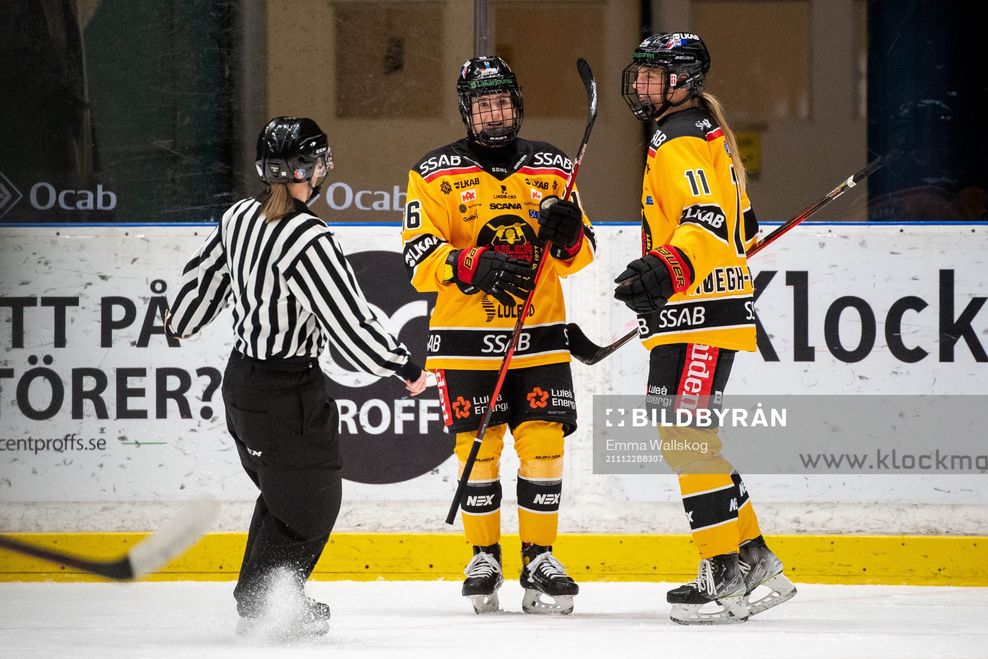 Luleås Petra Nieminen och Josefine Persson jublar