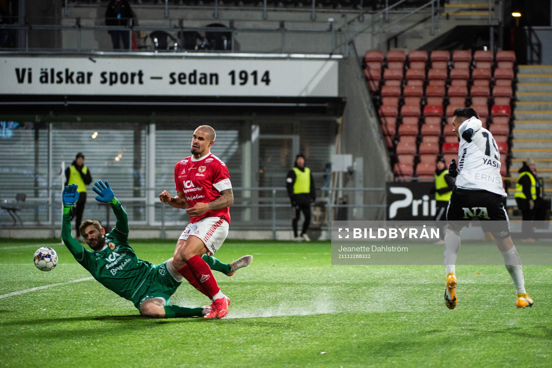 Kalmars målvakt Lucas Hägg Johansson och Douglas