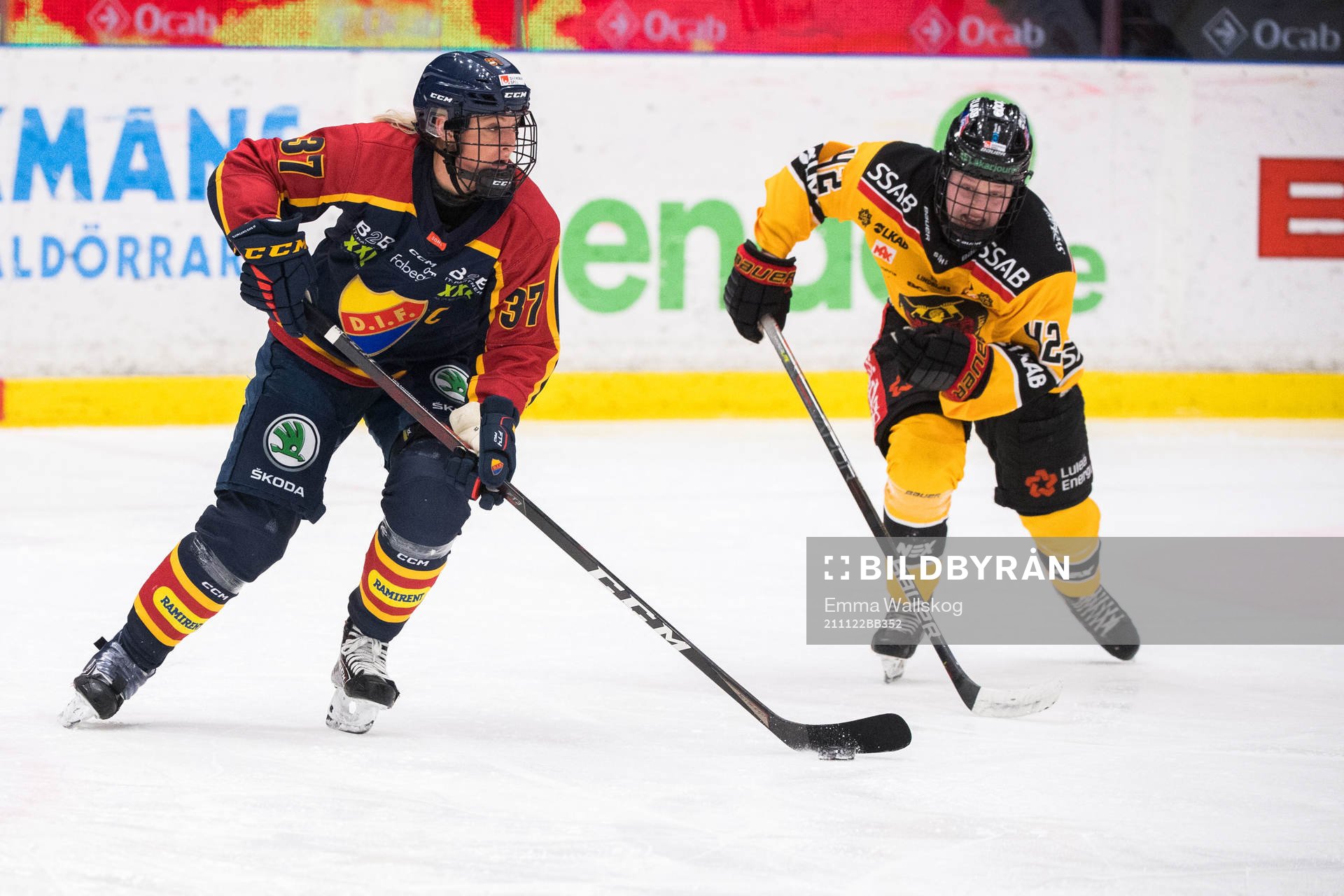 Djurgårdens Josefine Holmgren och Luleås Viivi Vainikka
