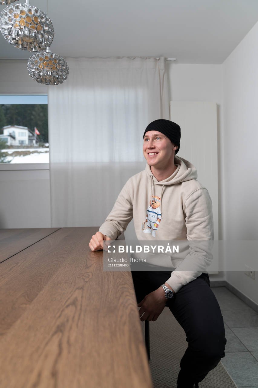HC Davos Dennis Rasmussen i sin lägenhet