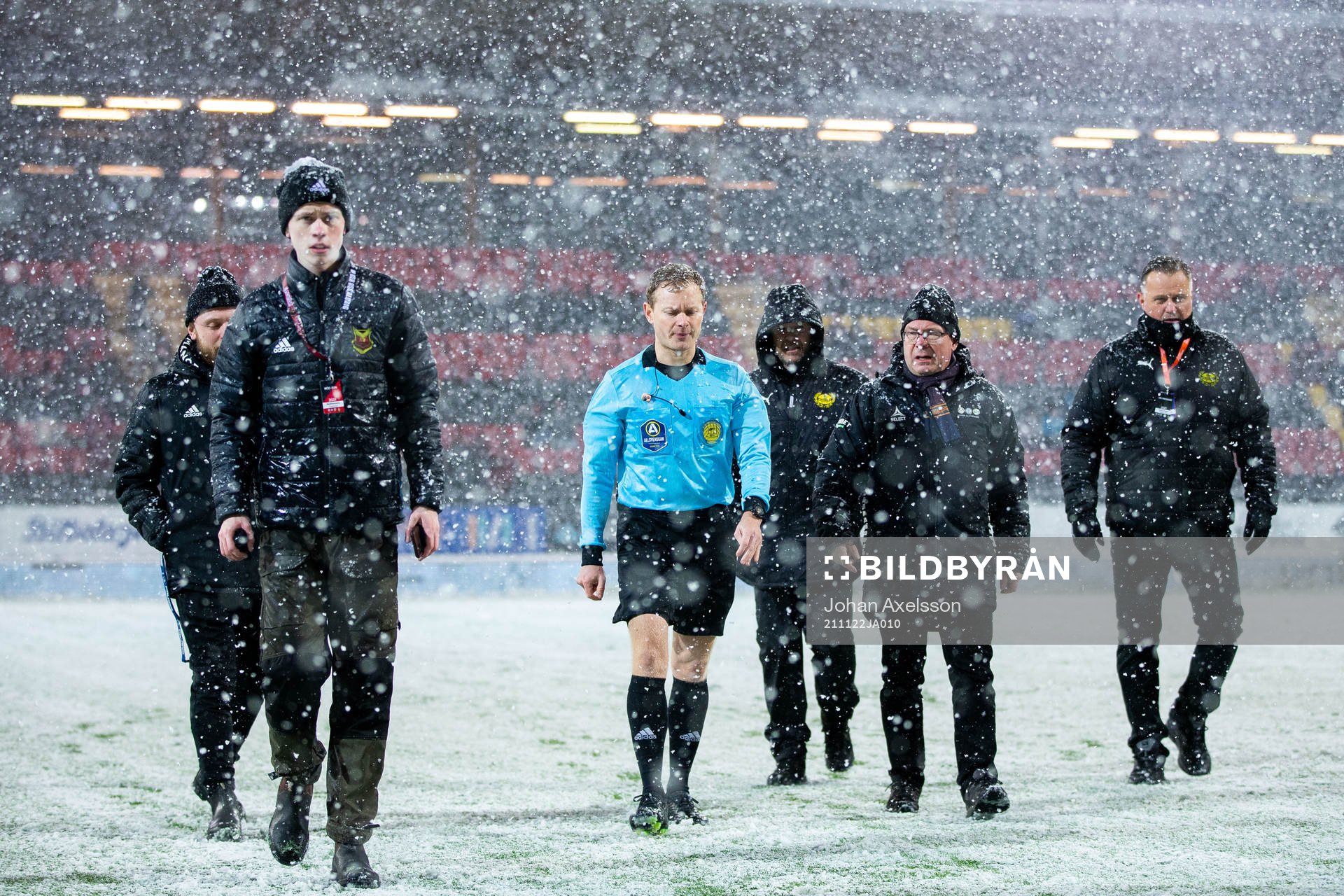 Domare Fredrik Klitte tillsammans med matchdeletag Hans Larsson under fotbollsmatchen i Allsvenskan mellan Östersund och Mjällby den 22 november 2021 i Östersund.
