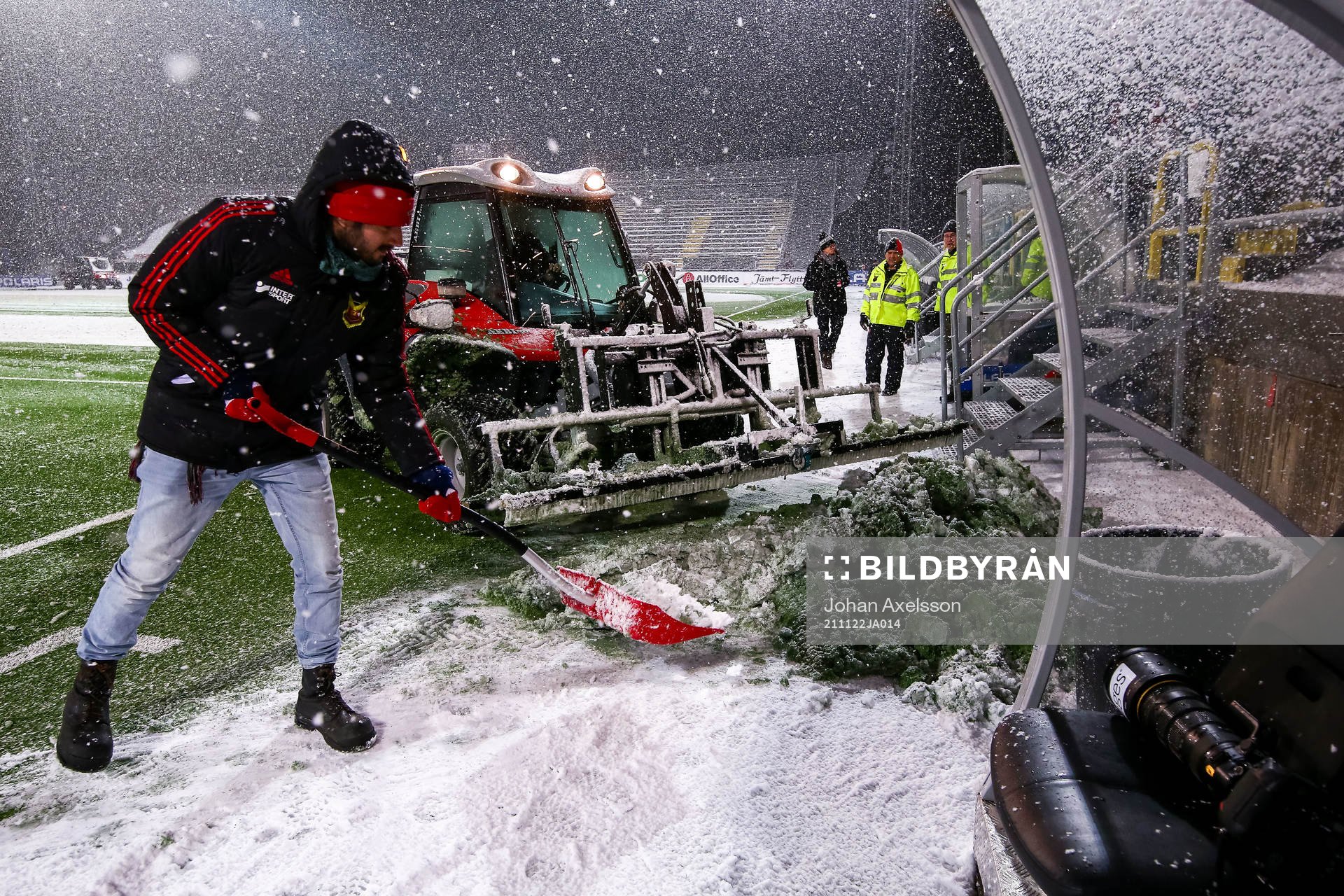 Planen skottas av traktor och funktionär