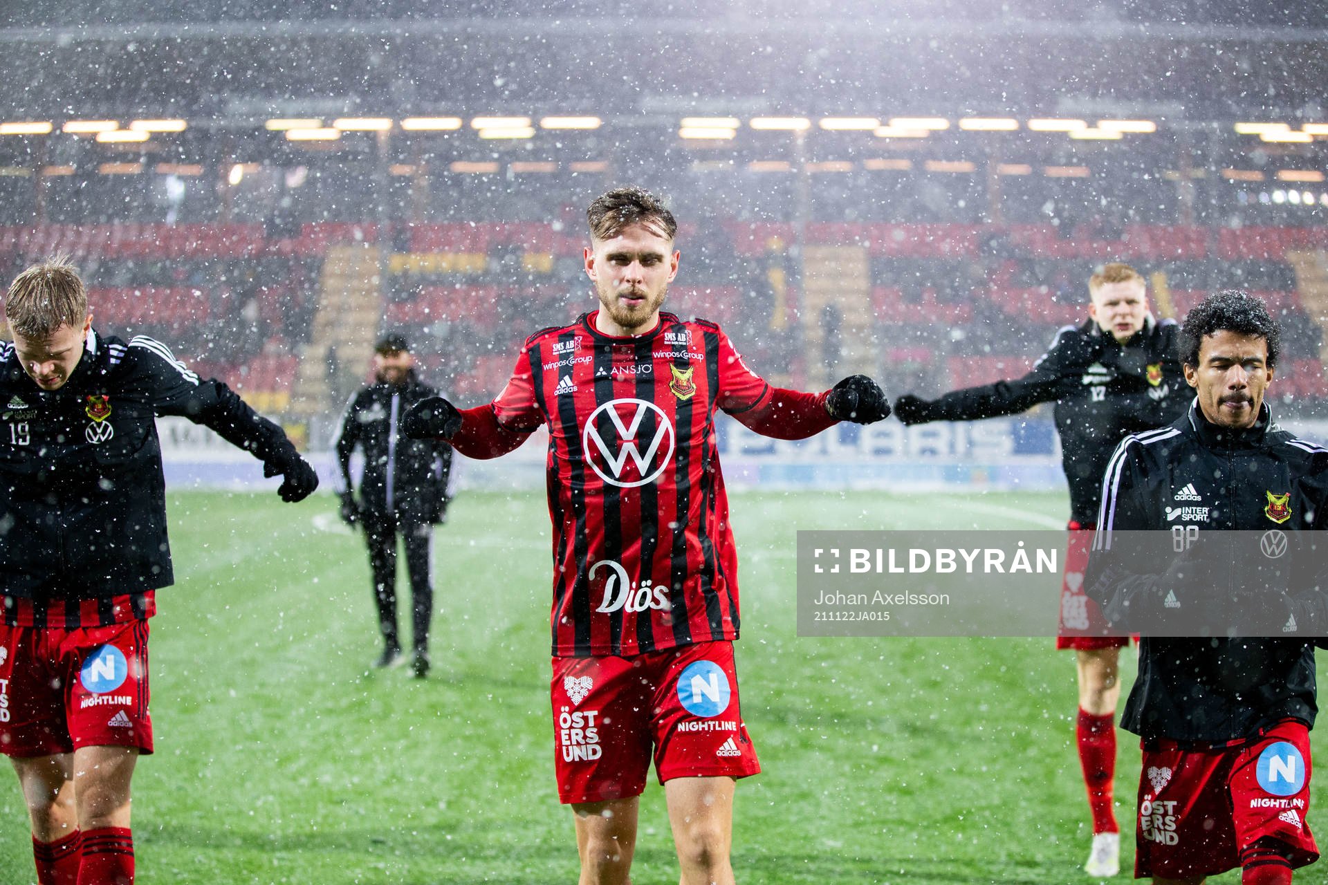 Östersunds Charlie Colkett värmer upp