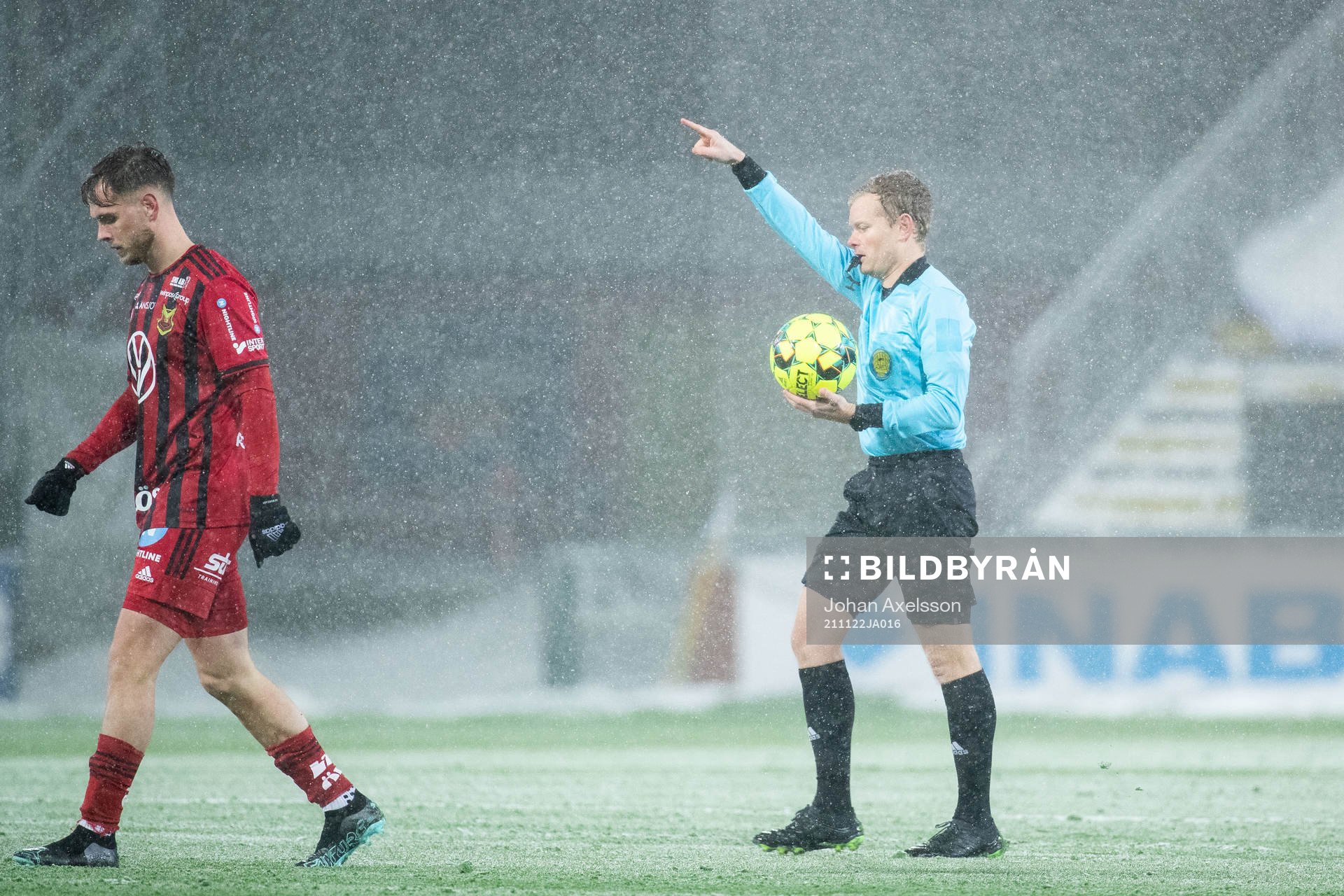 Domare Fredrik Klitte återupptar matchen