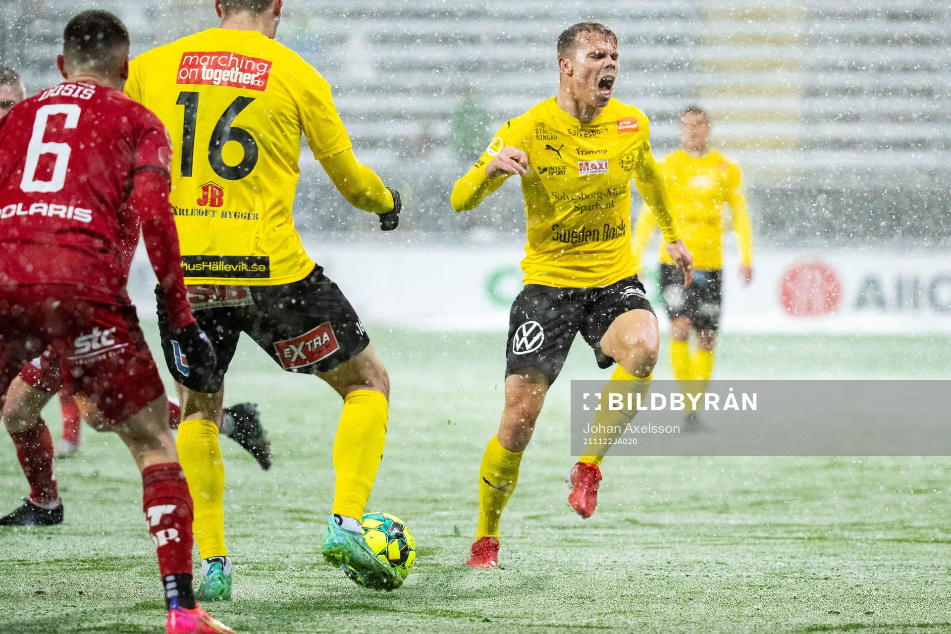 Mjällbys Elias Andersson har ont