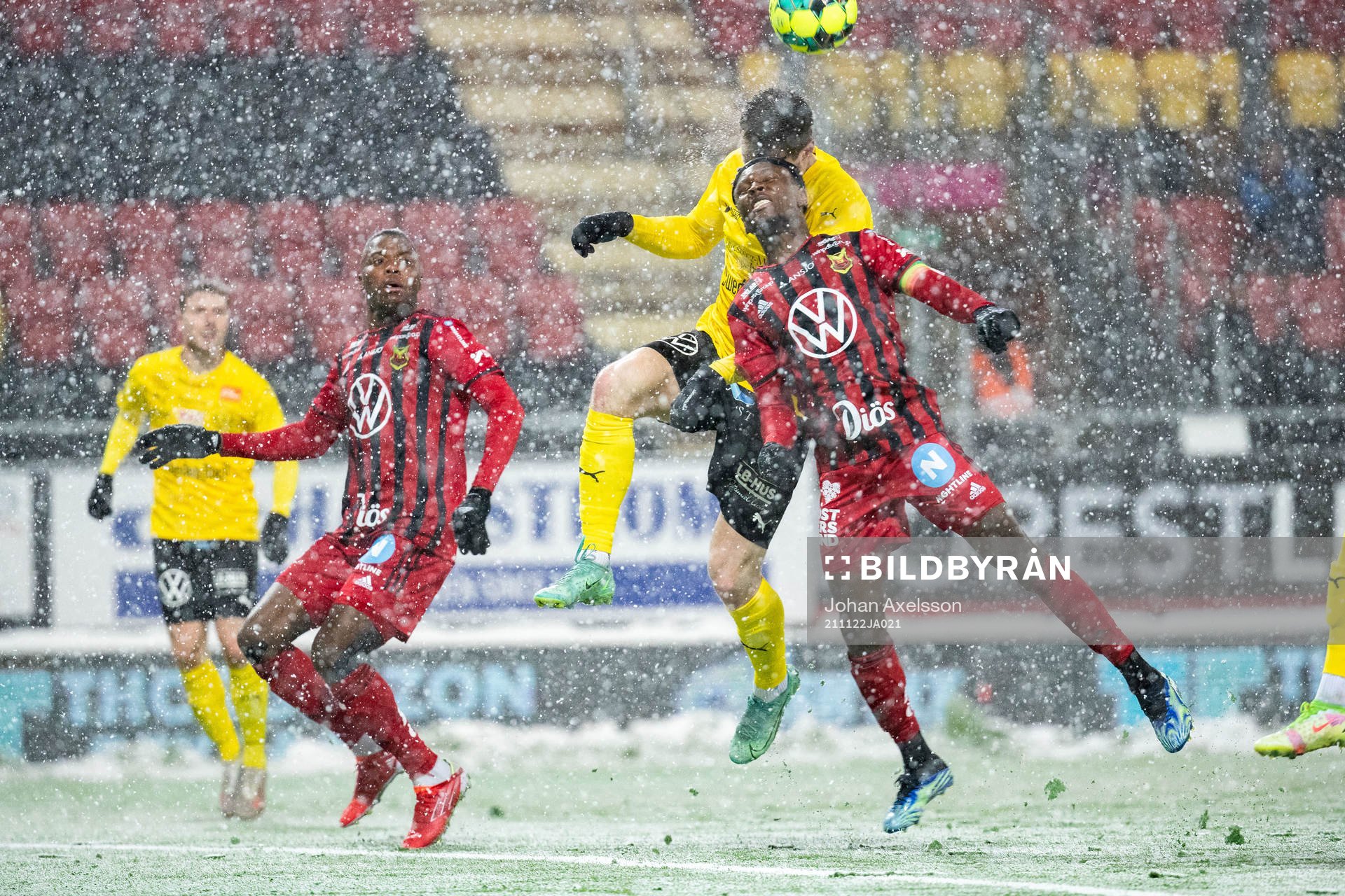 Mjällbys Jacob Bergström och Östersunds Samuel Mensiro