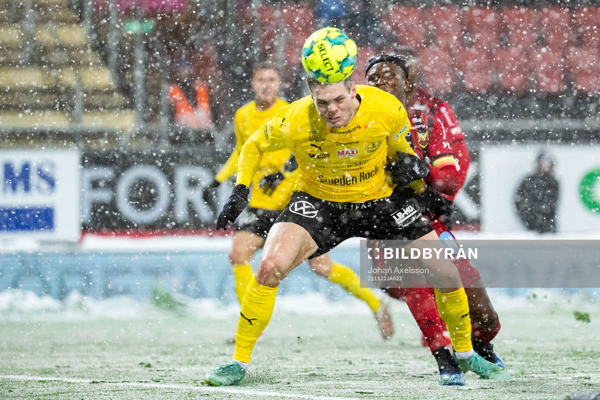 Mjällbys Jacob Bergström och Östersunds Samuel Mensiro