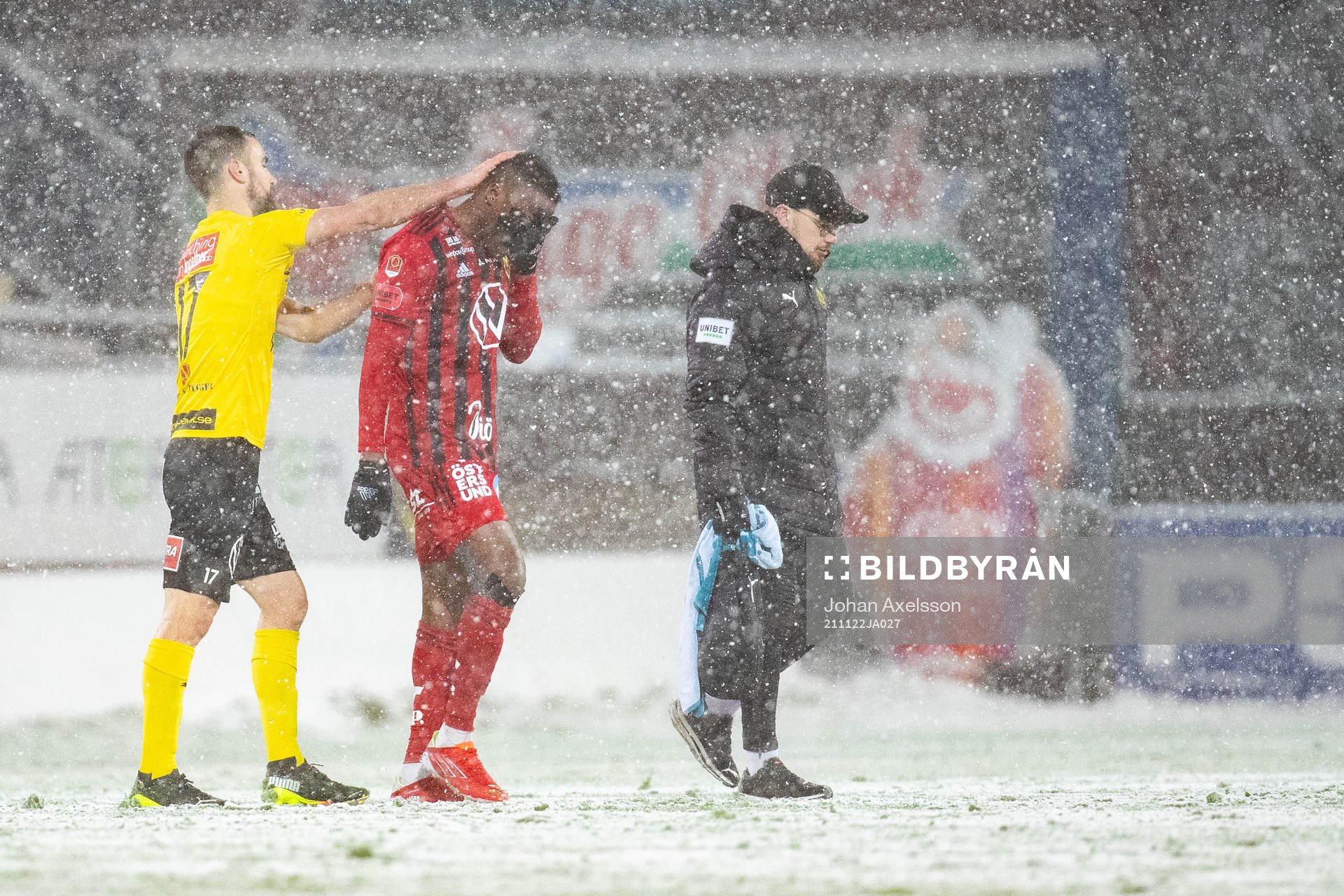Östersunds Patrick Kpozo lämnar planen
