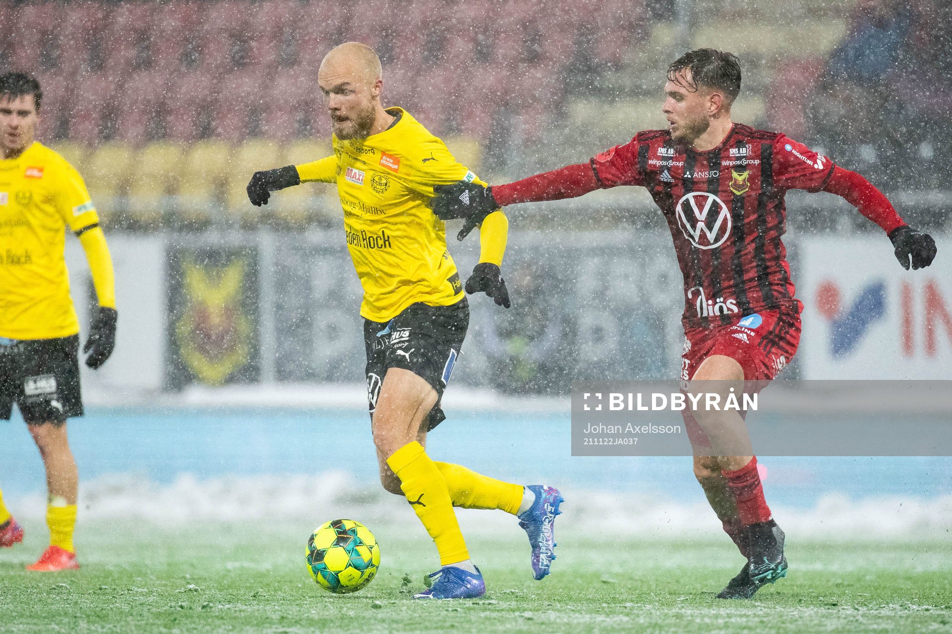 Mjällbys Viktor Gustafson och Östersunds Charlie Colkett