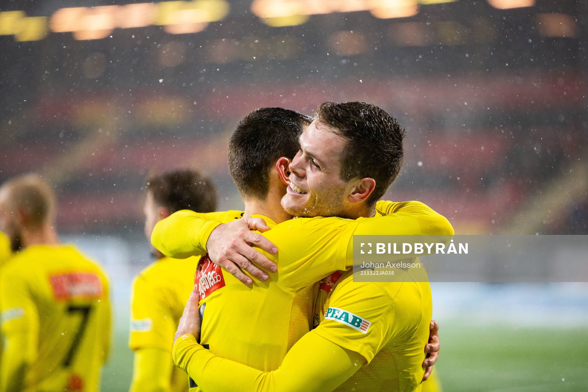 Mjällbys Jacob Bergström jublar tillsammans med Kadir Hodzic efter 0-1 under fotbollsmatchen i Allsvenskan mellan Östersund och Mjällby den 22 november 2021 i Östersund.