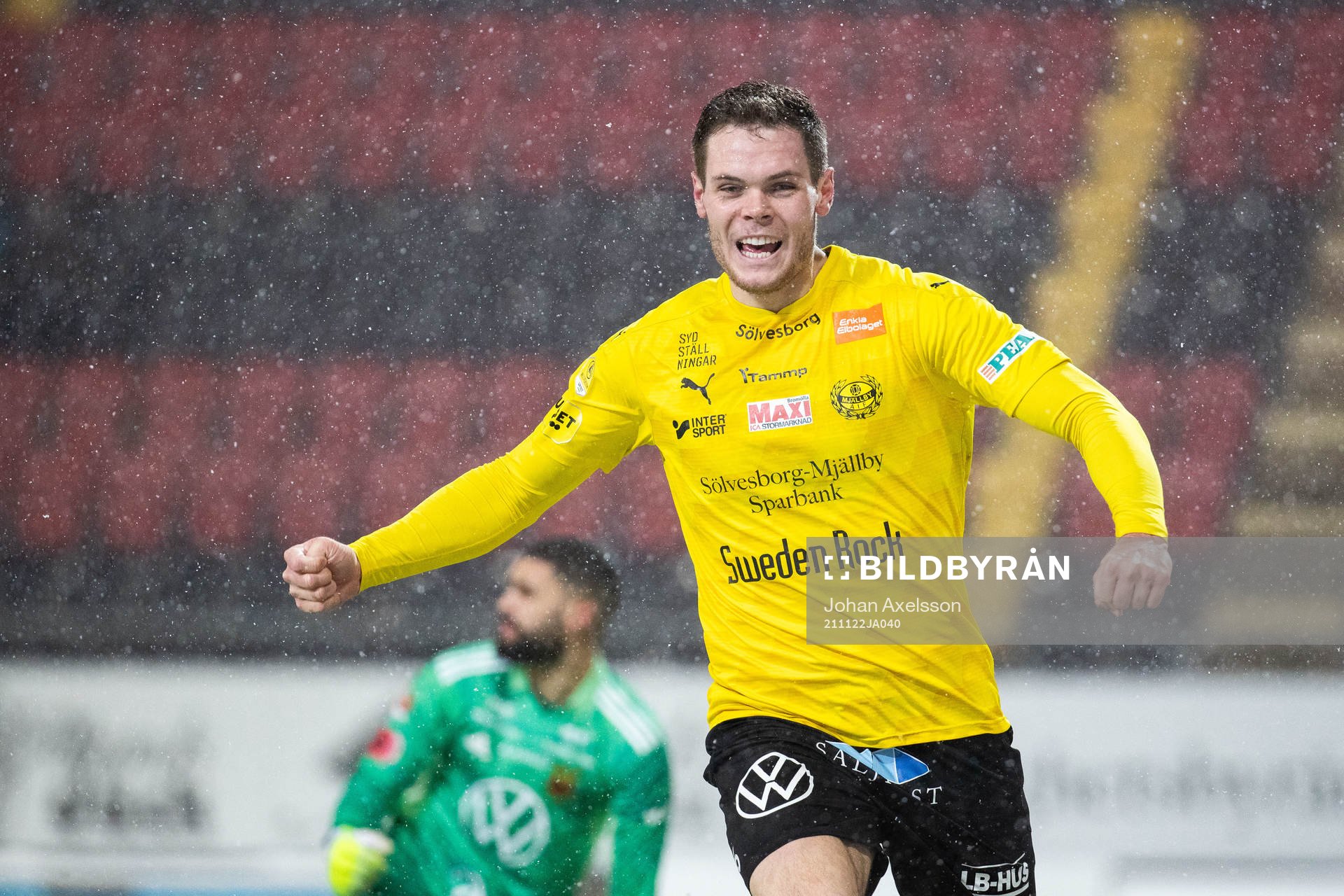 Mjällbys Jacob Bergström jublar efter 0-1 under fotbollsmatchen i Allsvenskan mellan Östersund och Mjällby den 22 november 2021 i Östersund.