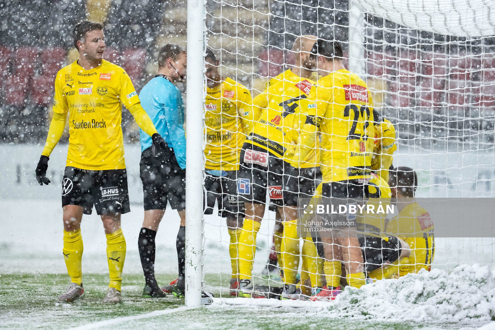 Mjällbys spelare jublar efter 0-2 under fotbollsmatchen i Allsvenskan mellan Östersund och Mjällby den 22 november 2021 i Östersund. 