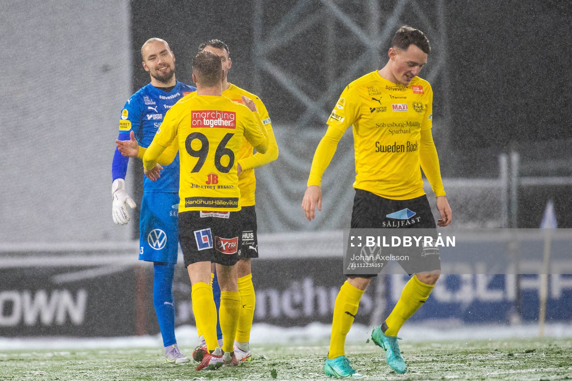 Mjällbys Elias Andersson och målvakt Carl-Johan Eriksson