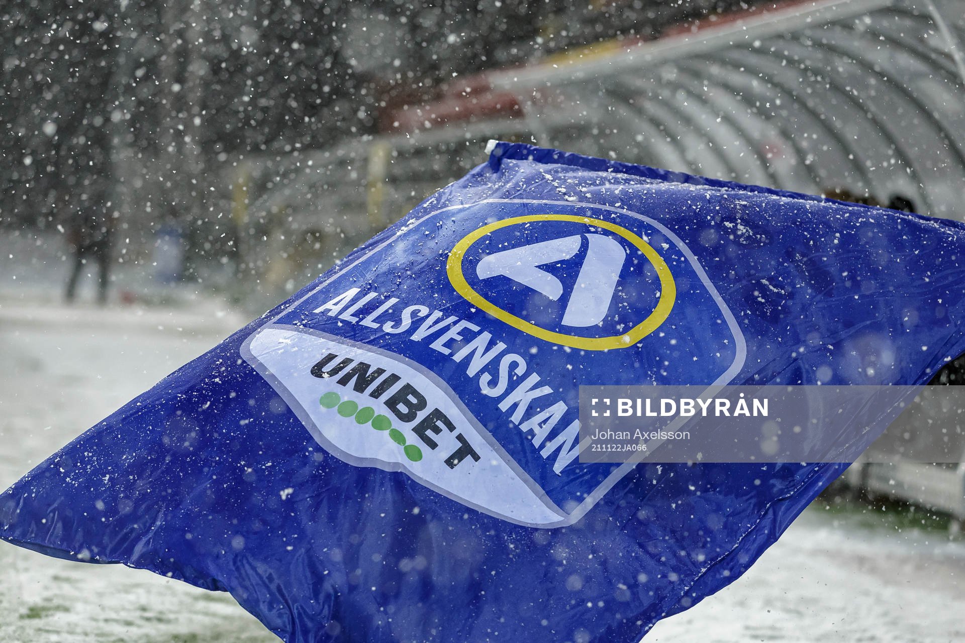 Flagga med Allsvenskan och Unibets logga på