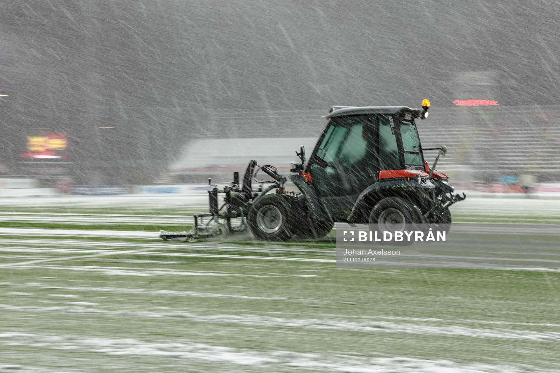 Planen skottas med traktor
