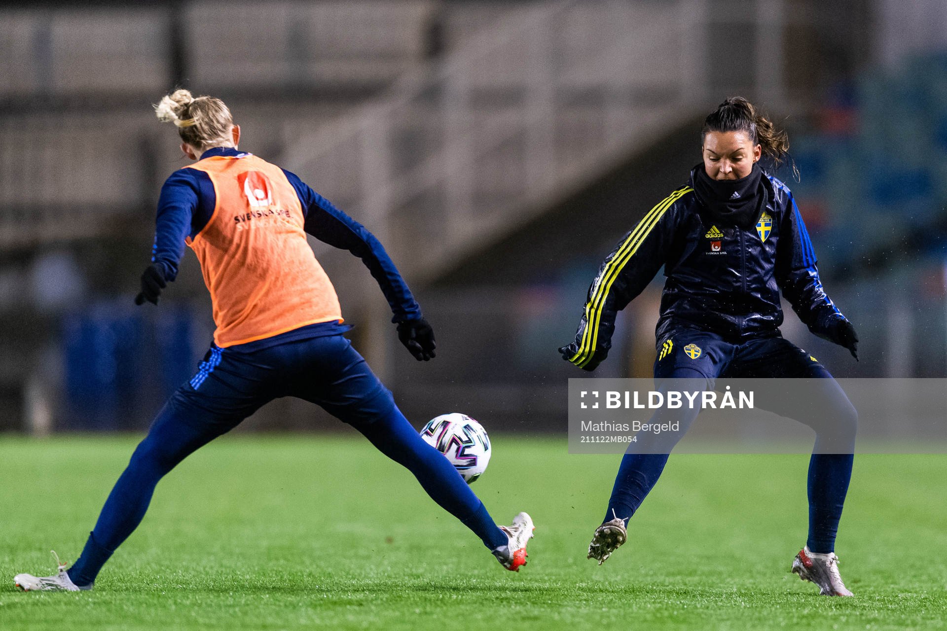 Sofia Jakobsson and Johanna Rytting Kaneryd of the Swedish women's national football team during a training session on November 22, 2021 in Gothenburg.