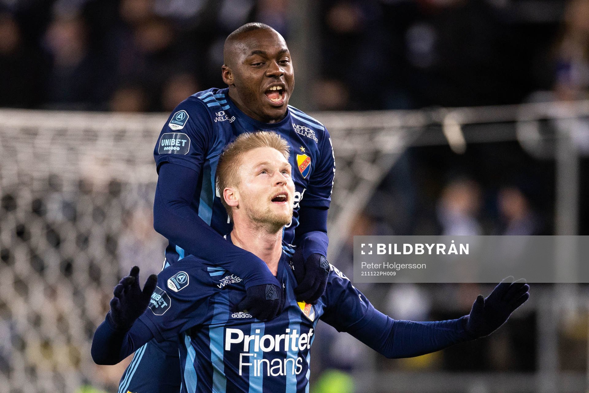 Djurgårdens Edward Chilufya och Kalle Holmberg jublar