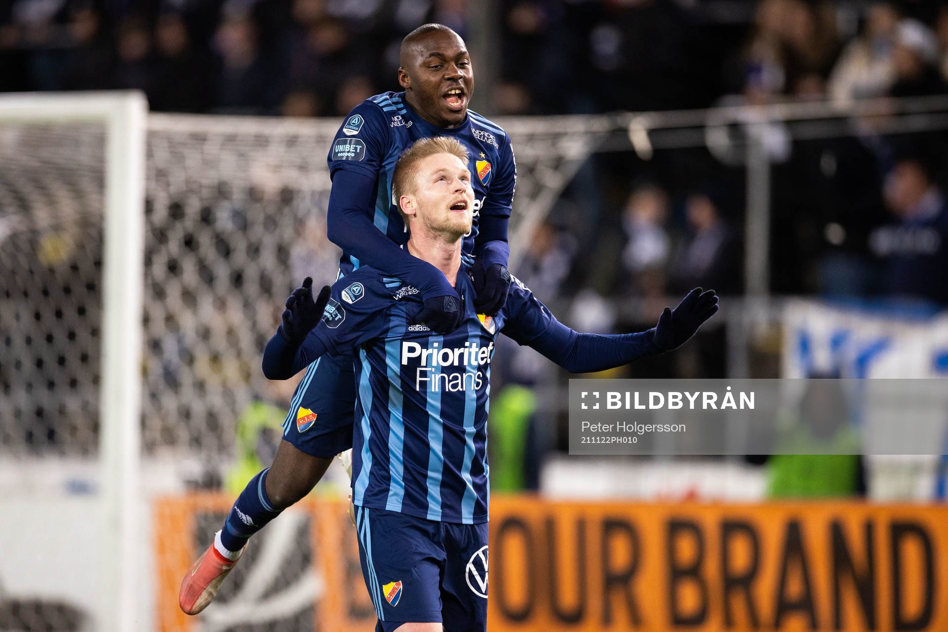 Djurgårdens Edward Chilufya och Kalle Holmberg jublar