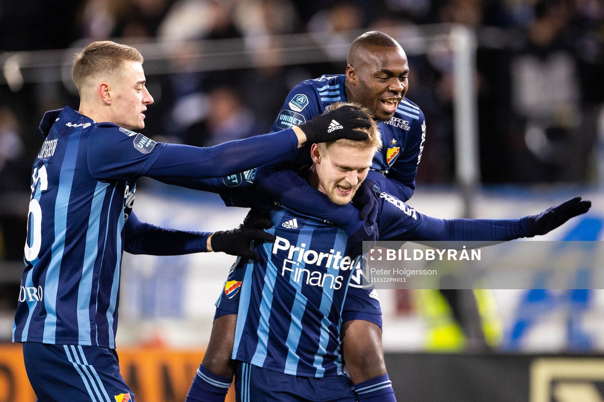 Djurgårdens Kalle Holmberg jublar tillsammans med Edward Chilufya efter 0-1 under fotbollsmatchen i Allsvenskan mellan IFK Norrköping och Djurgården den 22 november 2021 i Norrköping.