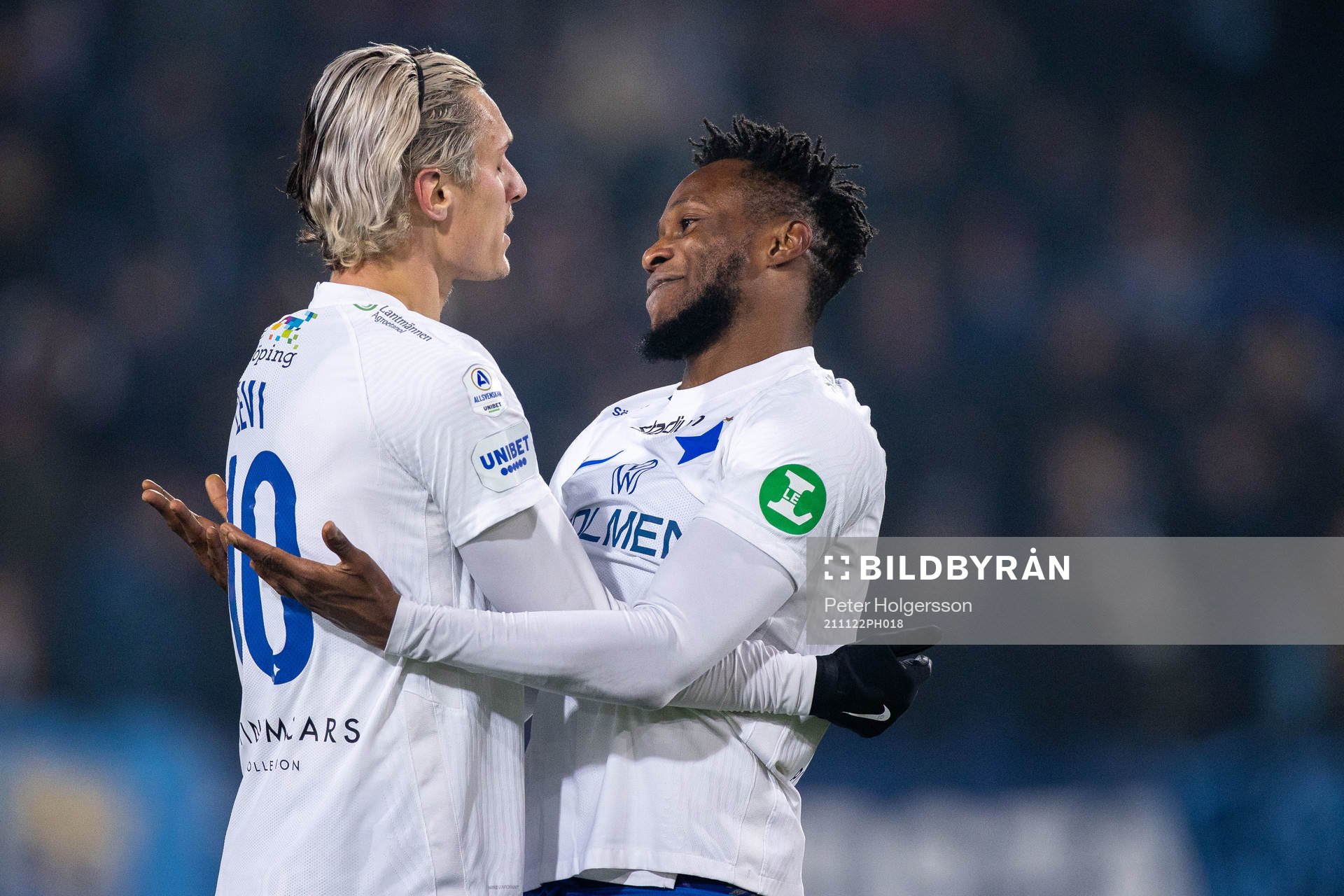 IFK Norrköpings Jonathan Levi och Samuel Adegbenro jublar efter 1-1 under fotbollsmatchen i Allsvenskan mellan IFK Norrköping och Djurgården den 22 november 2021 i Norrköping.