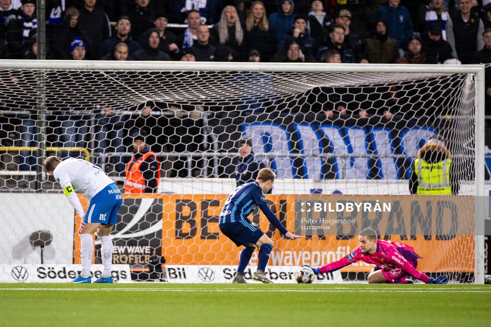 Djurgårdens målvakt Aleksandr Vasyutin räddar