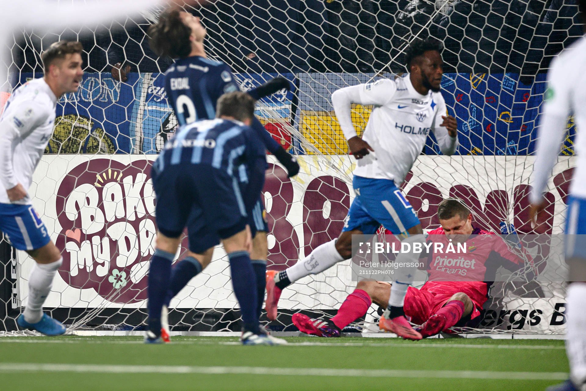 Djurgårdens målvakt Aleksandr Vasyutin faller in i målet