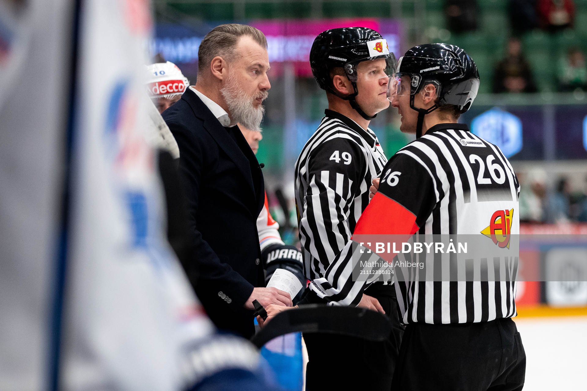 Rikard Grönborg, head coach, of Zurich in a discussion