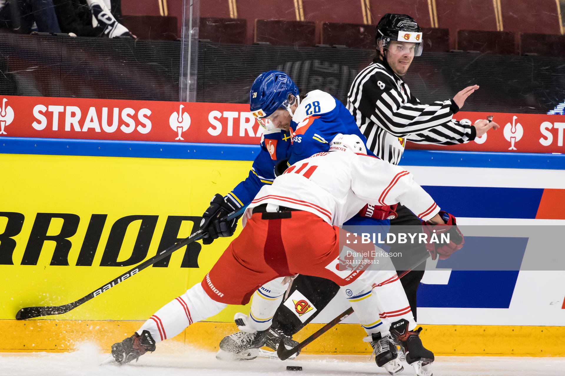 Leksands Justin Kloos and Linjedomare Daniel Persson