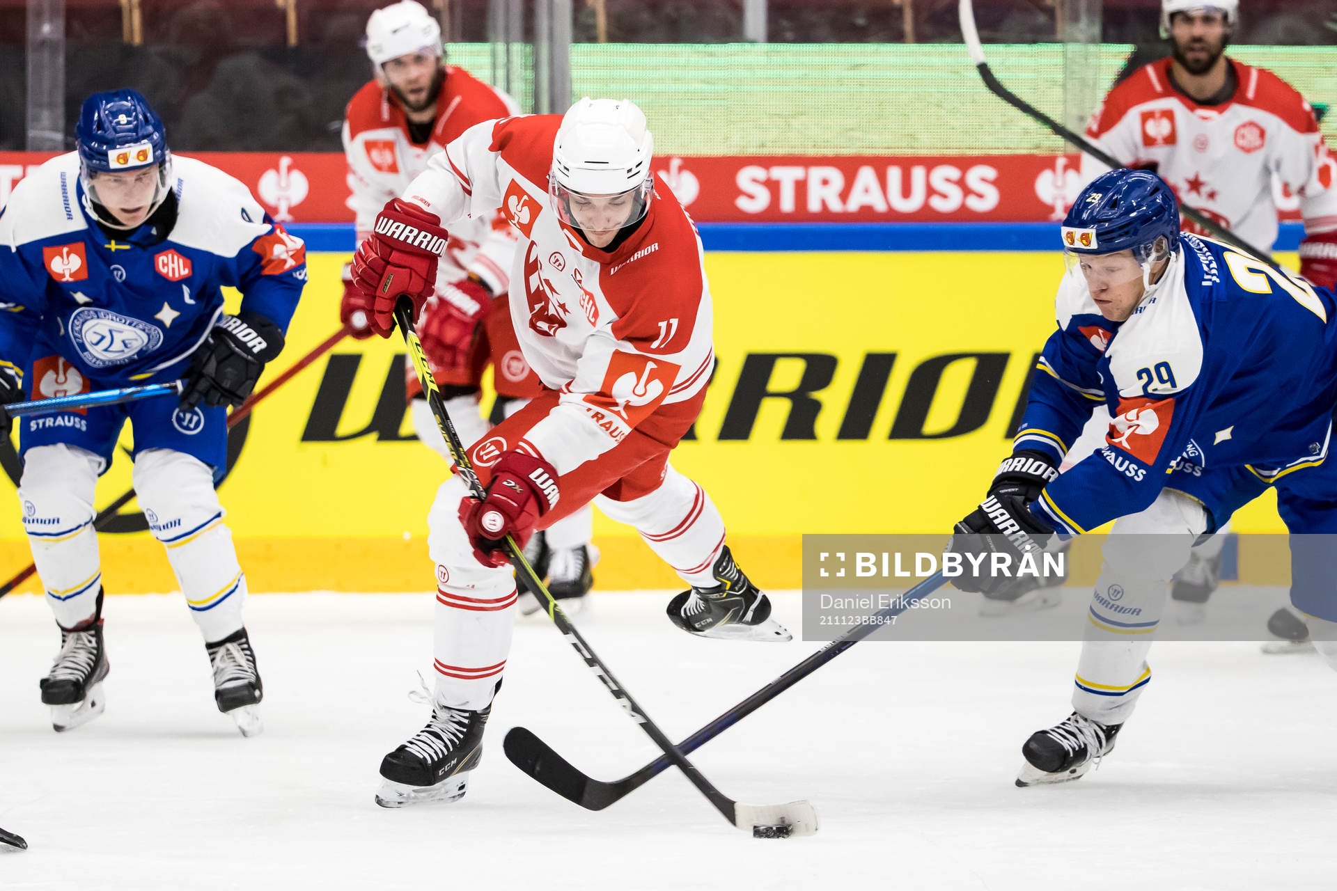 Klagenfurts Lukas Haudum and Leksands Emil Heineman