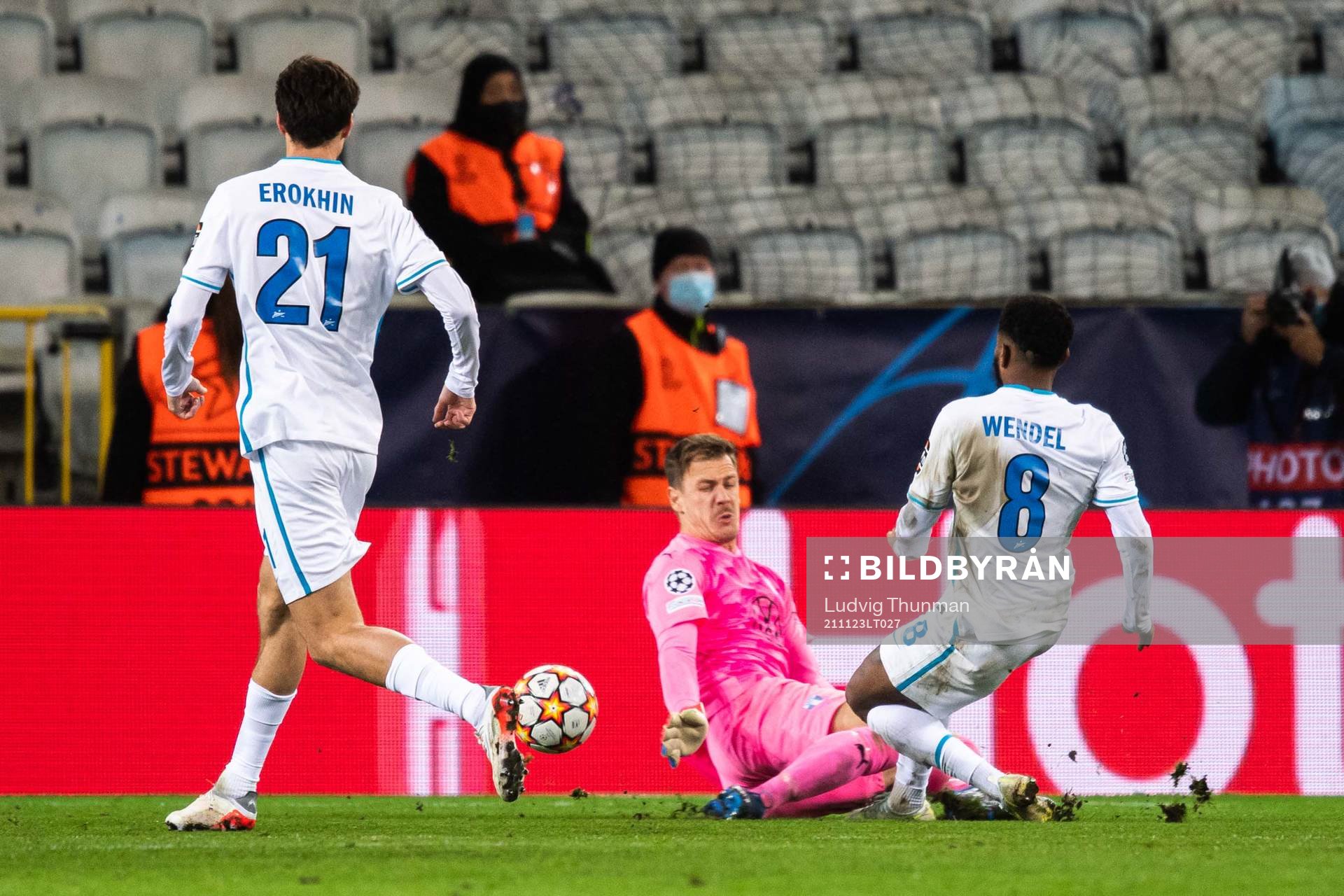 Wendel of Zenit and goalkeeper Johan Dahlin of Malmö FF during the UEFA Champions League football match between Malmö FF and Zenit St Petersburg on November 23, 2021 in Malmö.