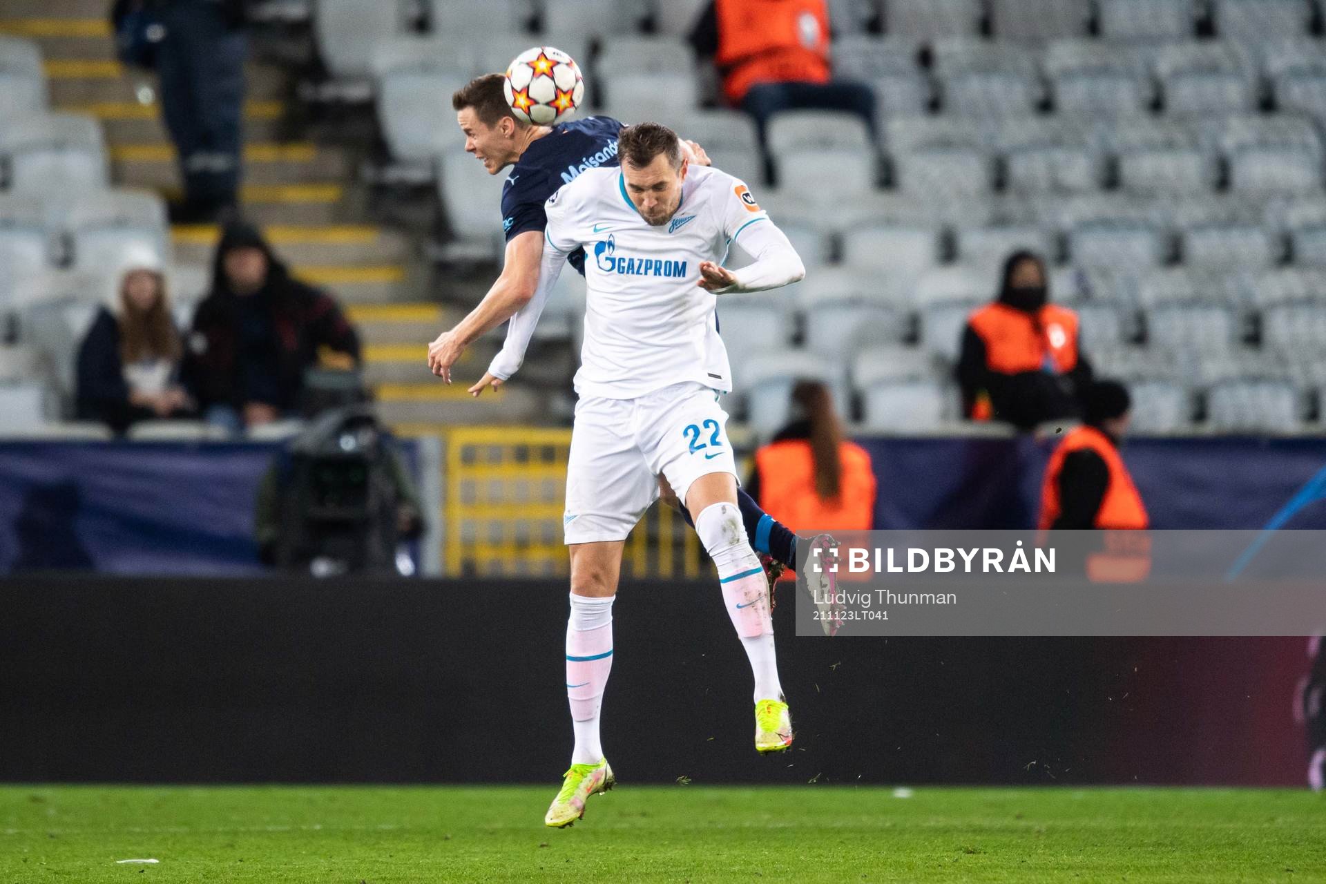 Niklas Moisander of Malmö FF and Artem Dzyuba of Zenit