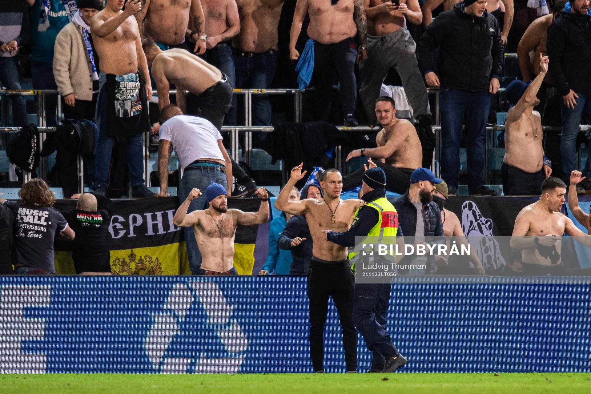 Supporters of Zenit invade the pitch