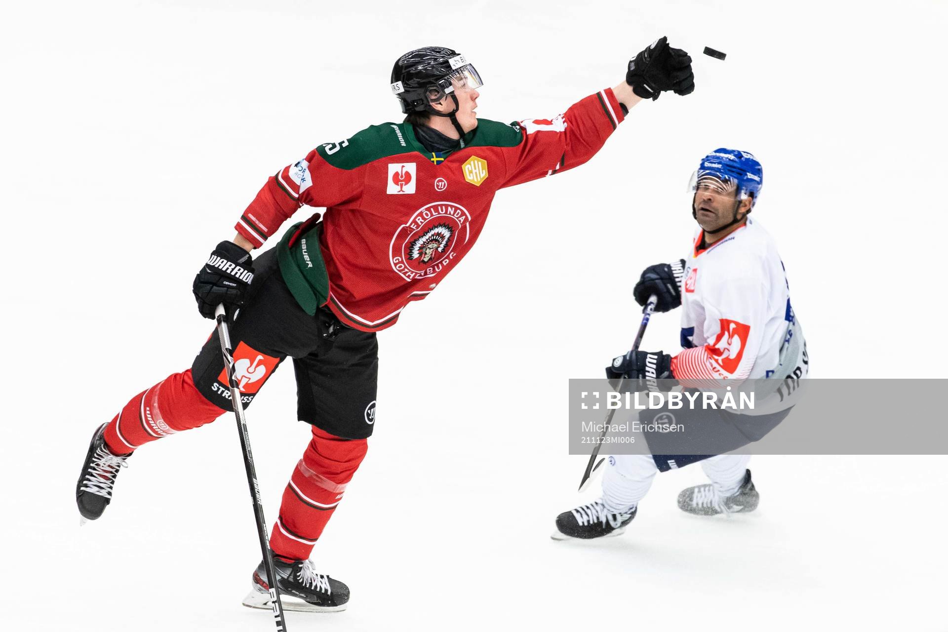Elmer Söderblom of Frölunda and Nigel Dawes of Adler