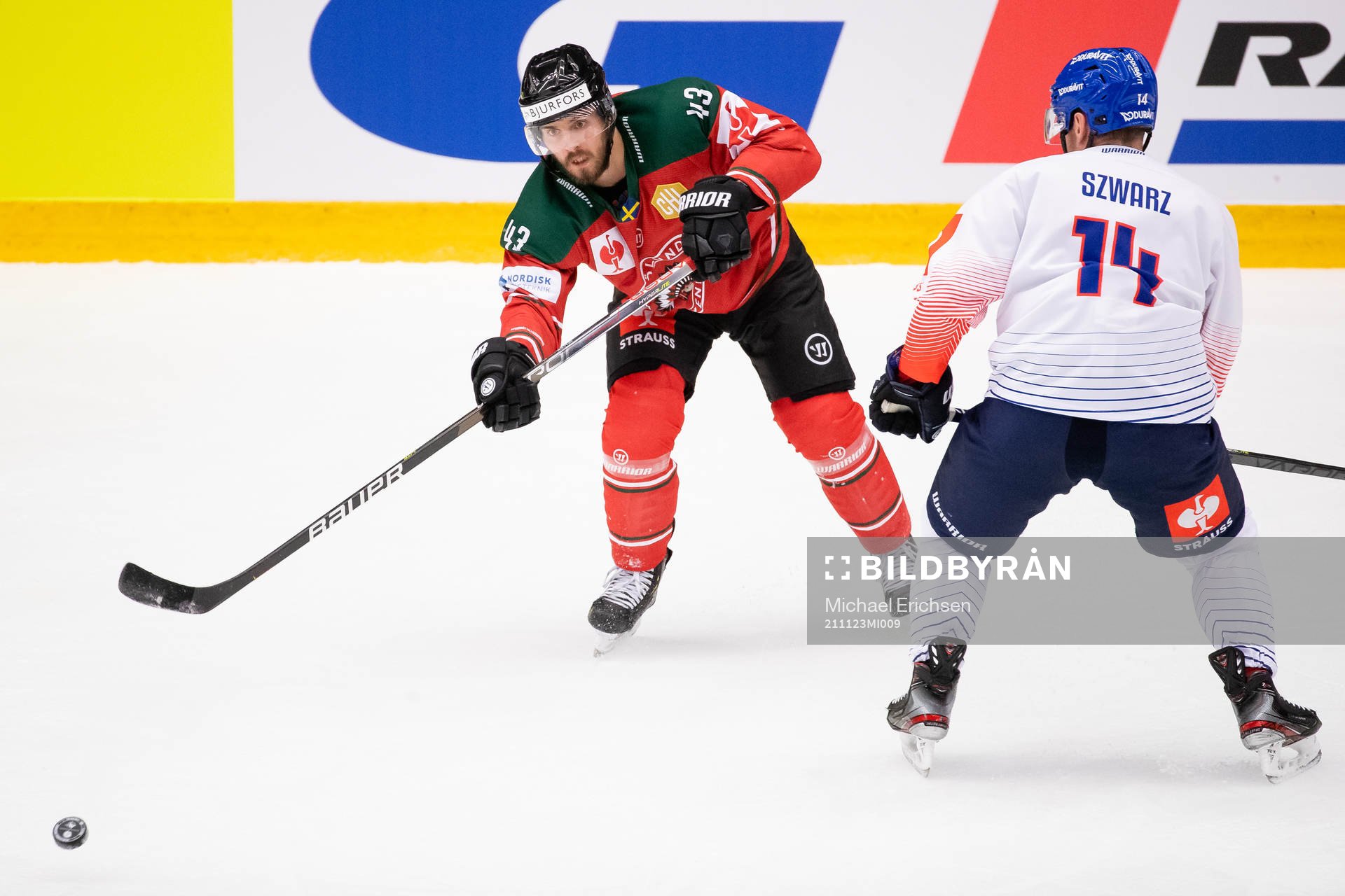 Michael Spacek of Frölunda and Jordan Szwarz of Adler
