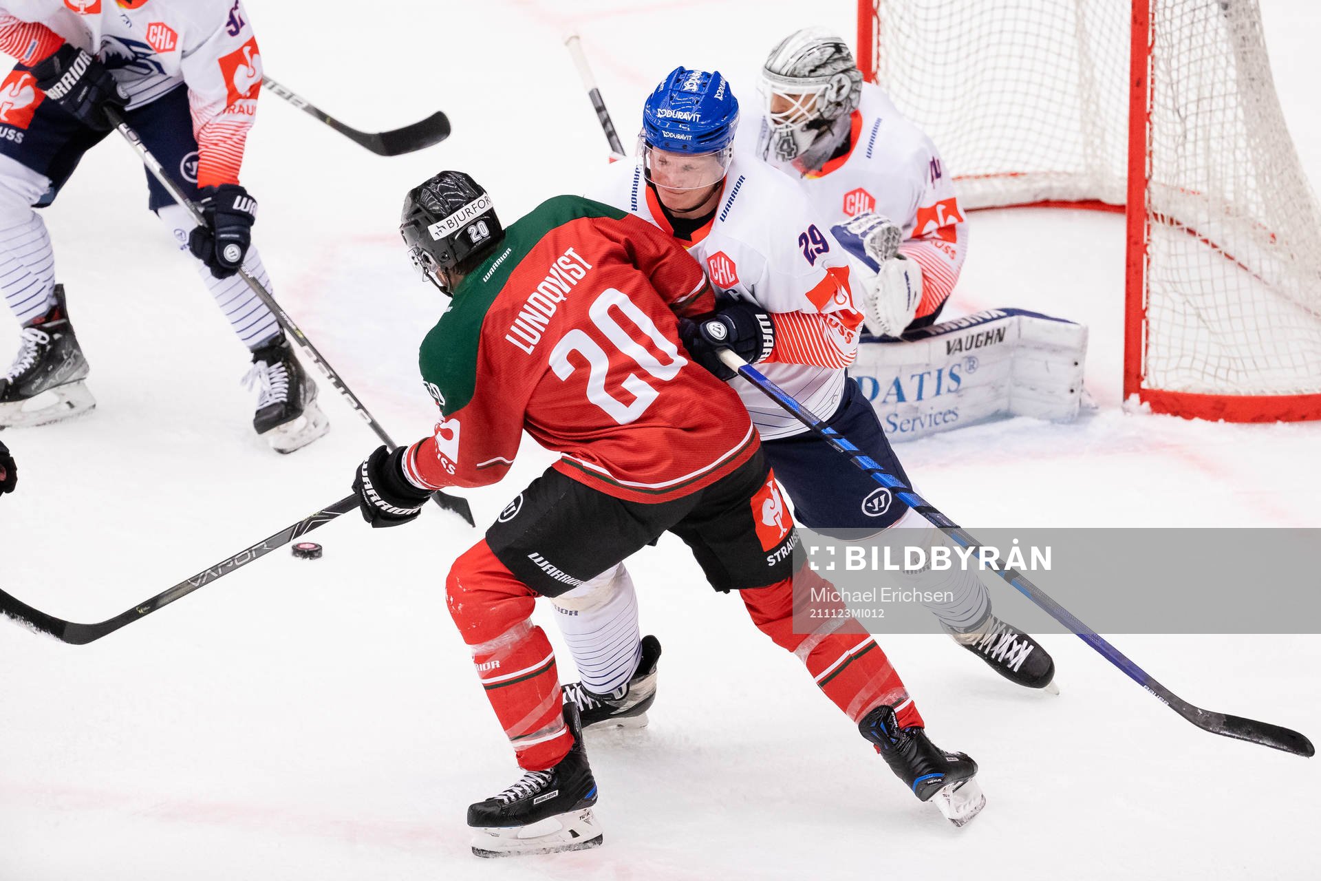 Joel Lundqvist of Frölunda and Denis Reul of Adler Mannheim