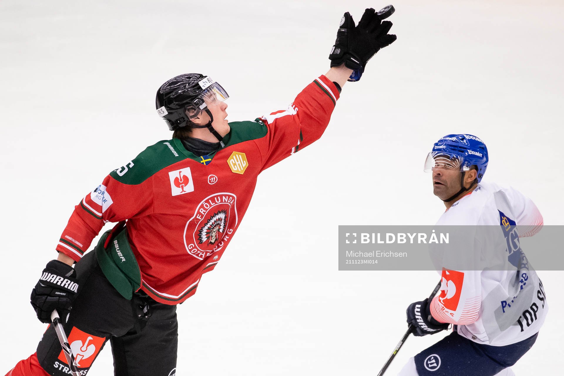 Elmer Söderblom of Frölunda and Nigel Dawes of Adler