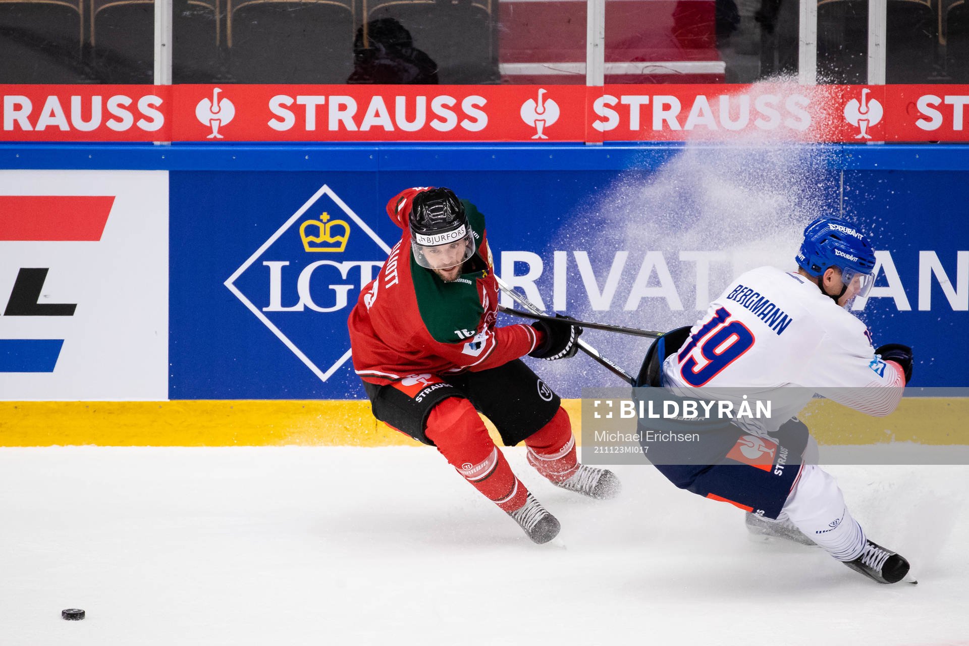 Stefan Elliot  of Frölunda and Lean Bergmann of Adler