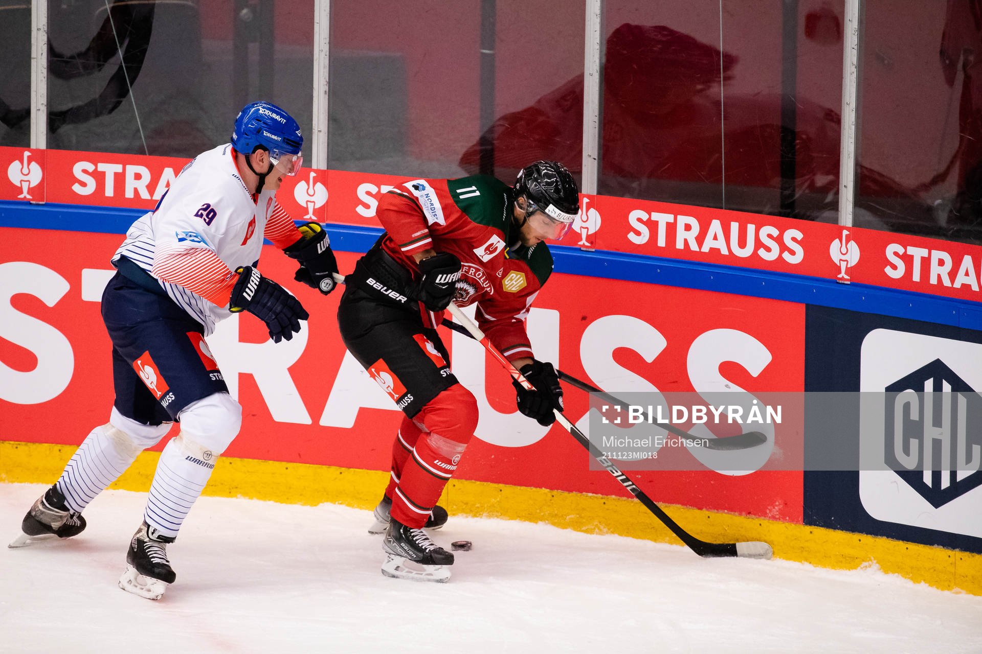 Denis Reul of Adler Mannheim and Jacob Olofsson of Frölunda