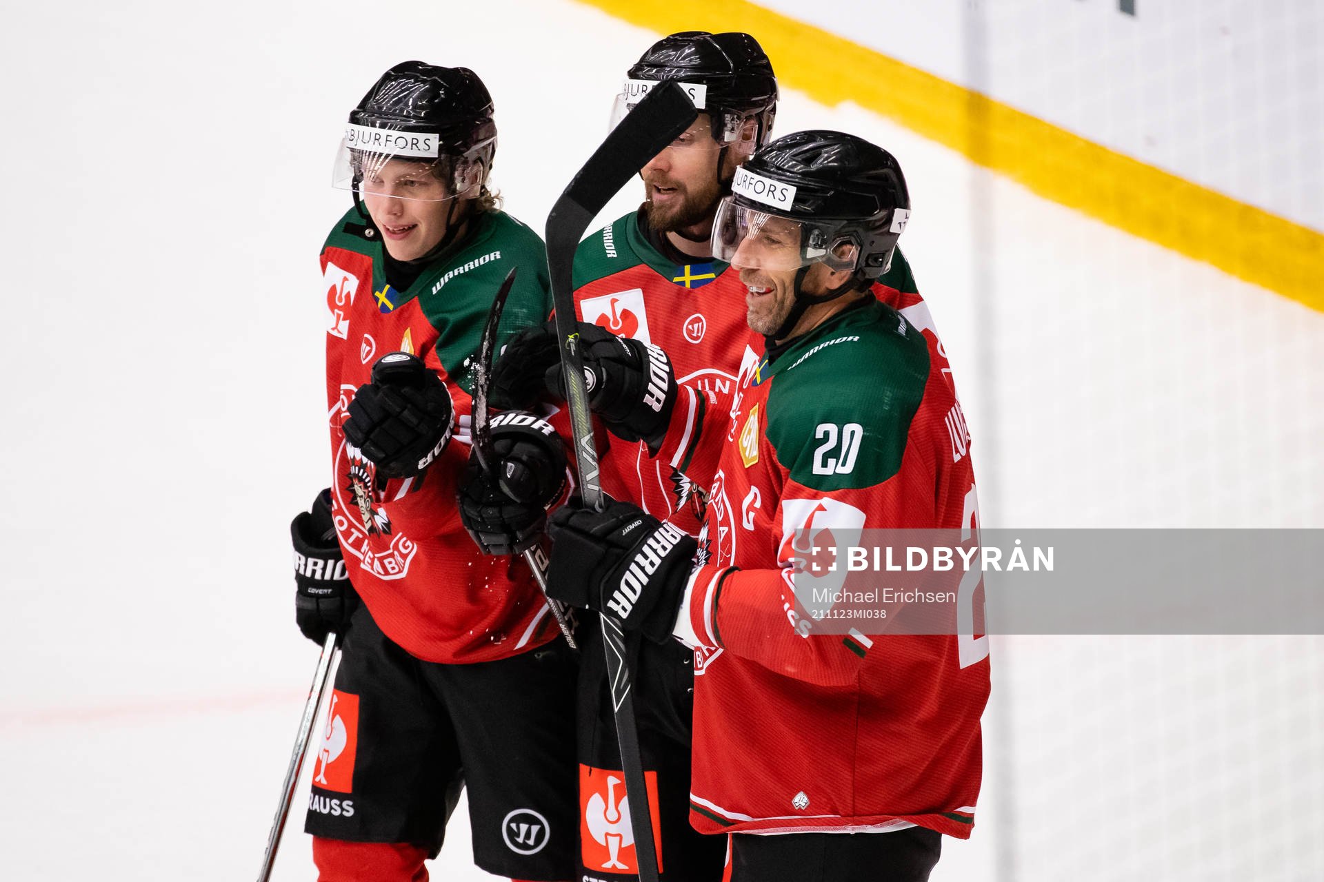 Jan Mursak of Frölunda celebrates scoring 4-1 with team
