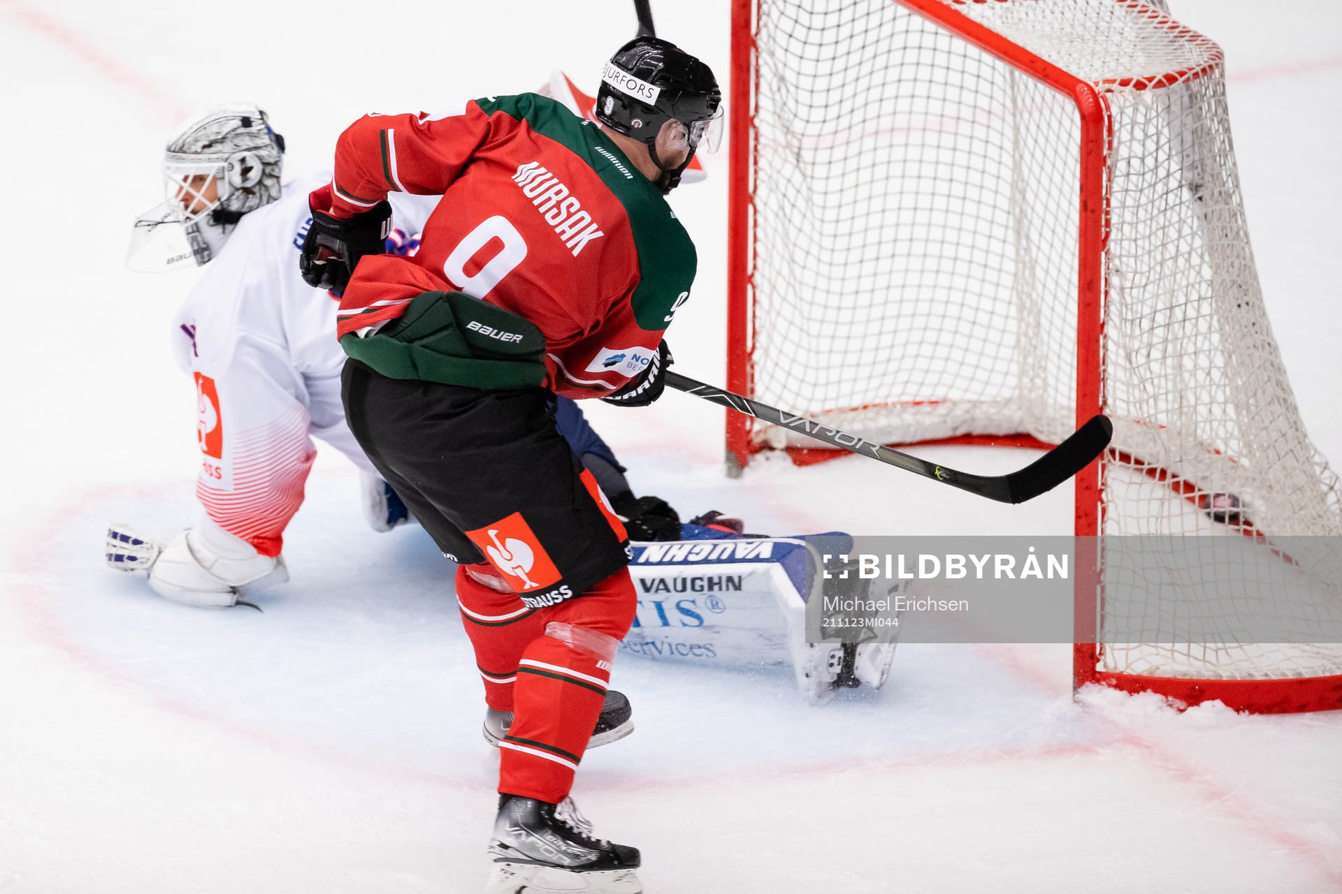 Jan Mursak of Frölunda scores 4-1
